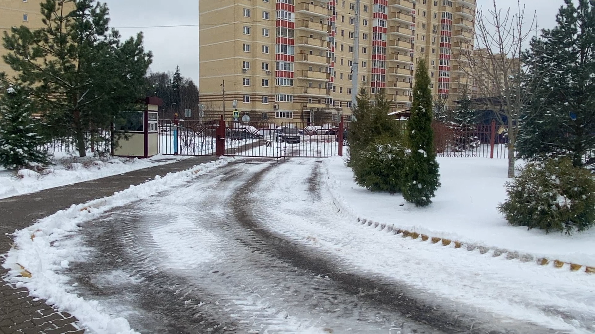 уборка снега, снег в апреле, мку жкх и благоустройство, коммунальщики власихи,