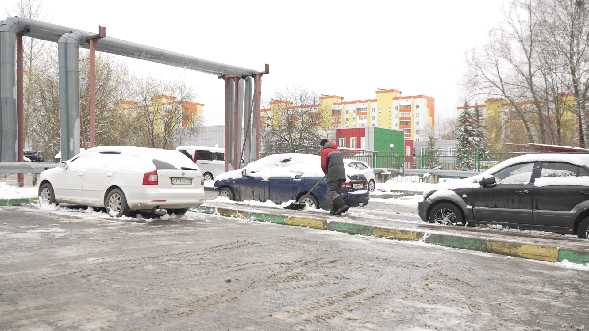 снег в апреле, коммунальщики власихи, мку жкх и благоустройство, уборка города от снега,