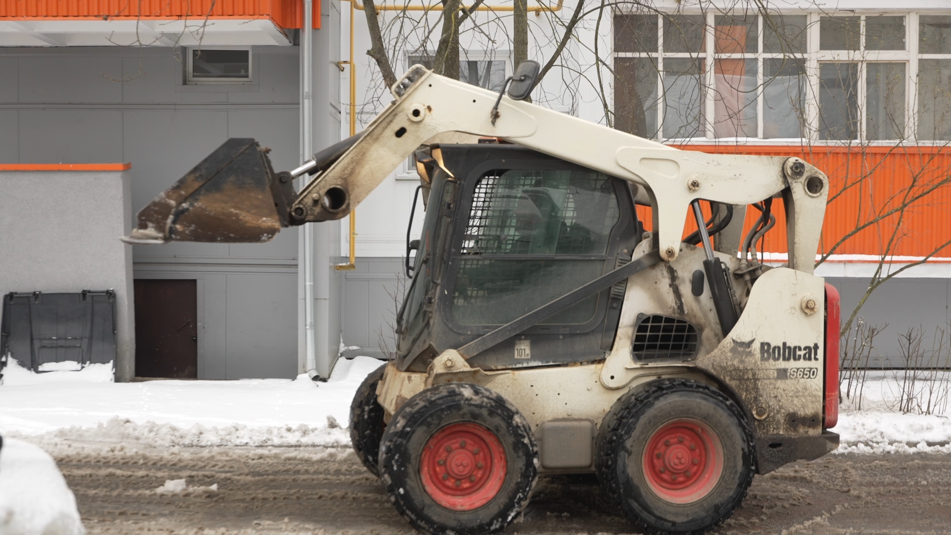 снег в апреле, коммунальщики власихи, мку жкх и благоустройство, уборка города от снега,