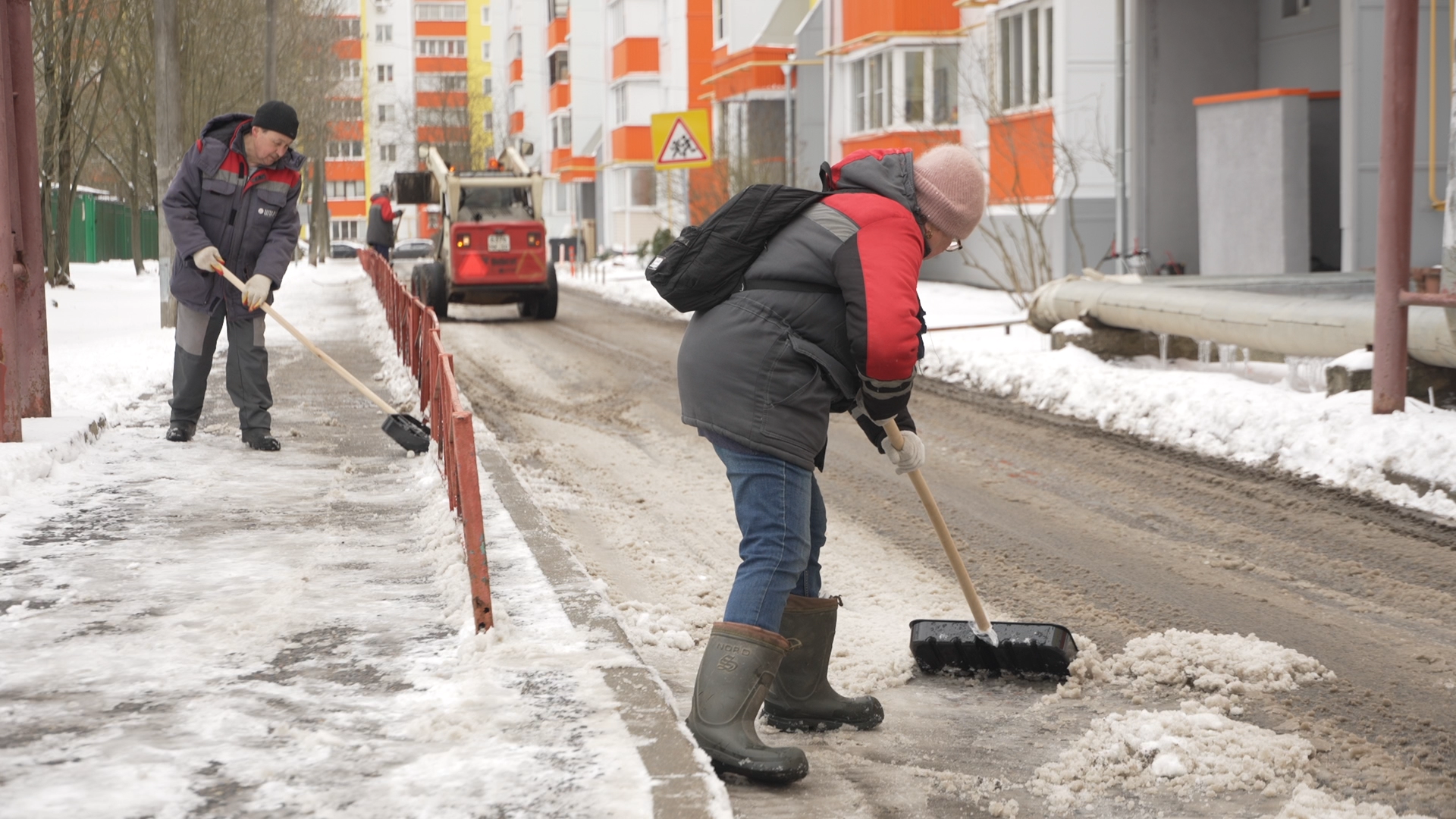 снег в апреле, коммунальщики власихи, мку жкх и благоустройство, уборка города от снега,