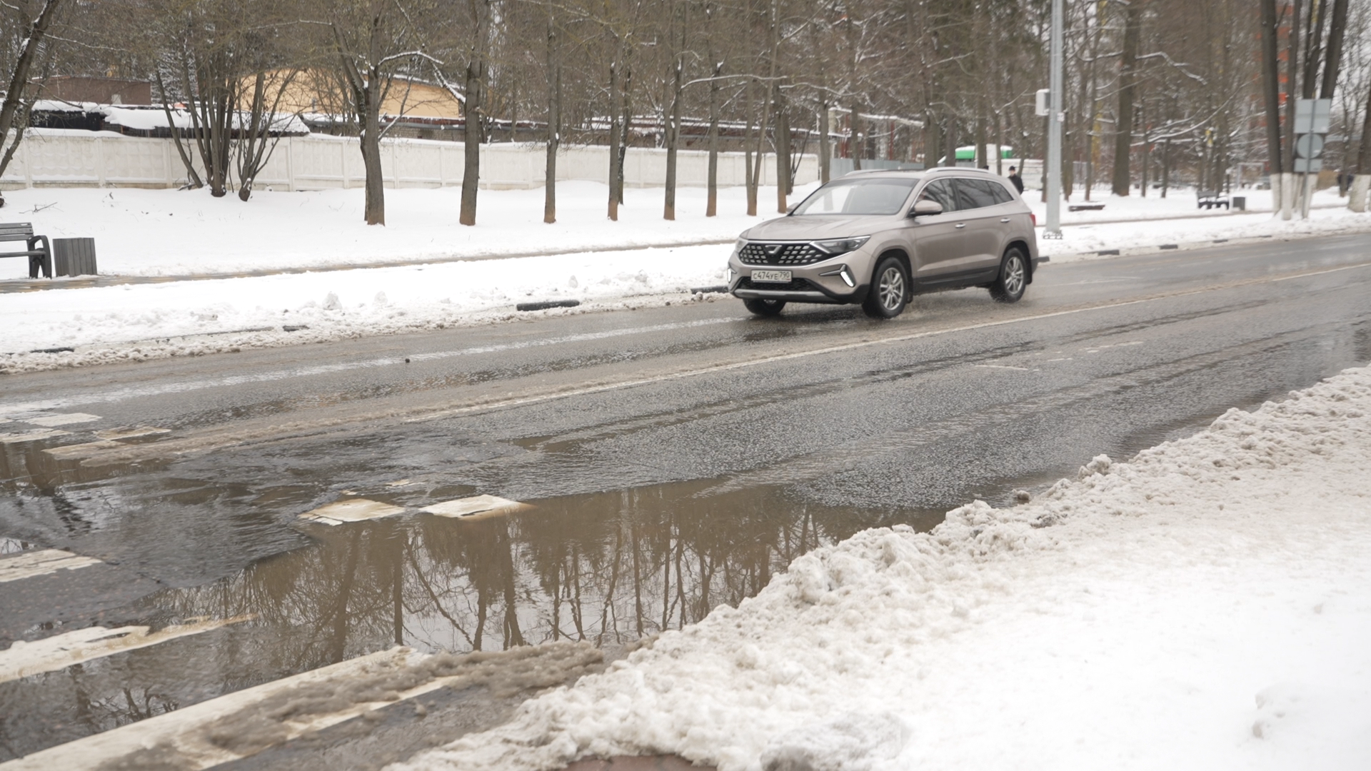снег в апреле, коммунальщики власихи, мку жкх и благоустройство, уборка города от снега,