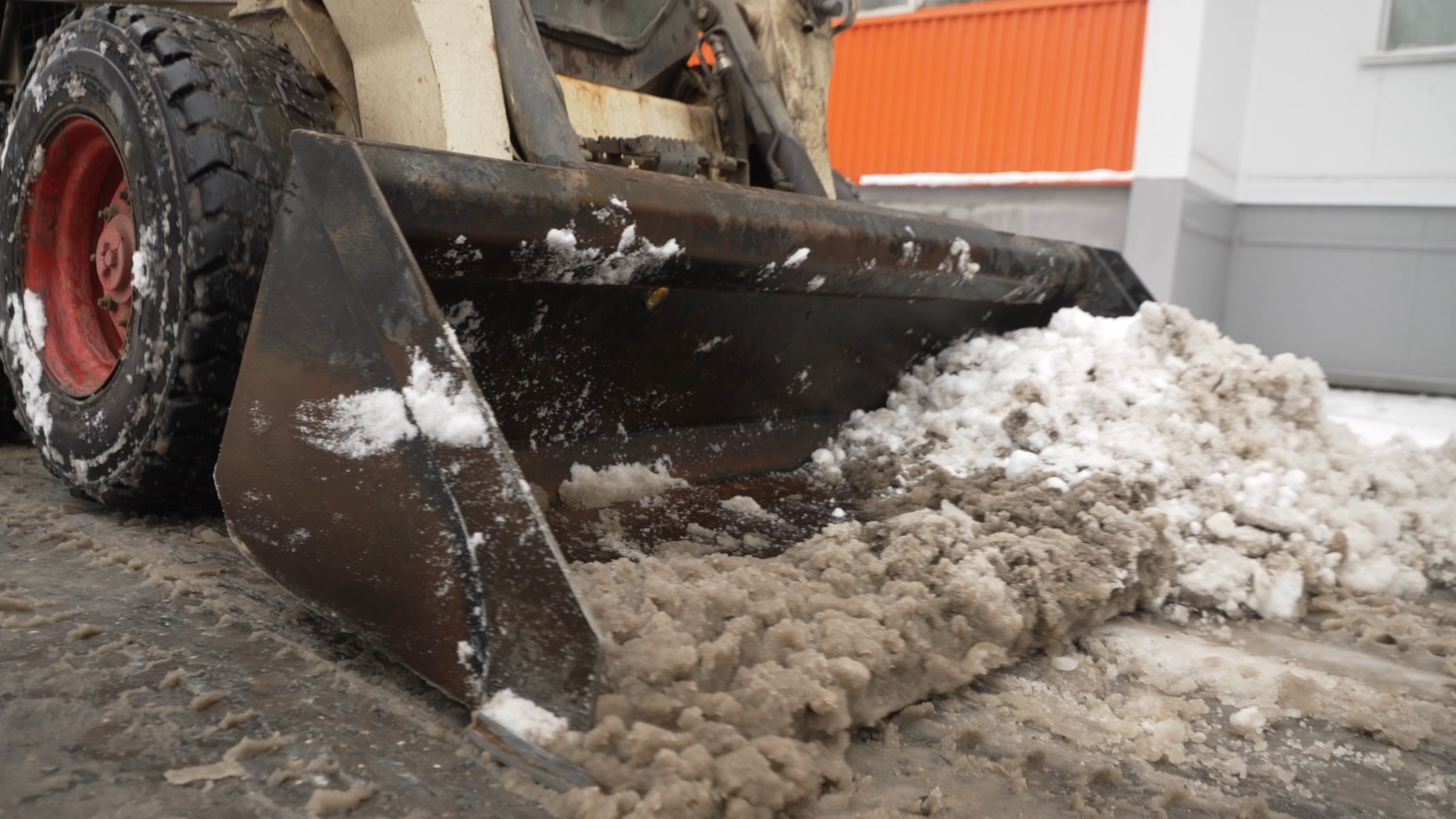 снег в апреле, коммунальщики власихи, мку жкх и благоустройство, уборка города от снега,