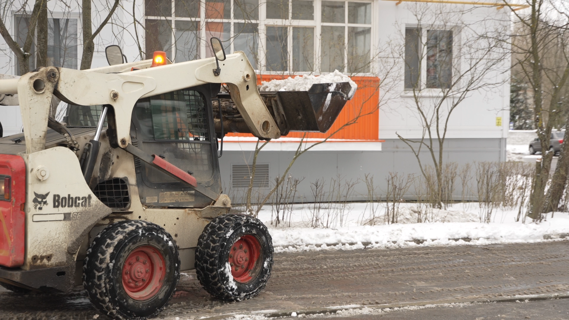 снег в апреле, коммунальщики власихи, мку жкх и благоустройство, уборка города от снега,