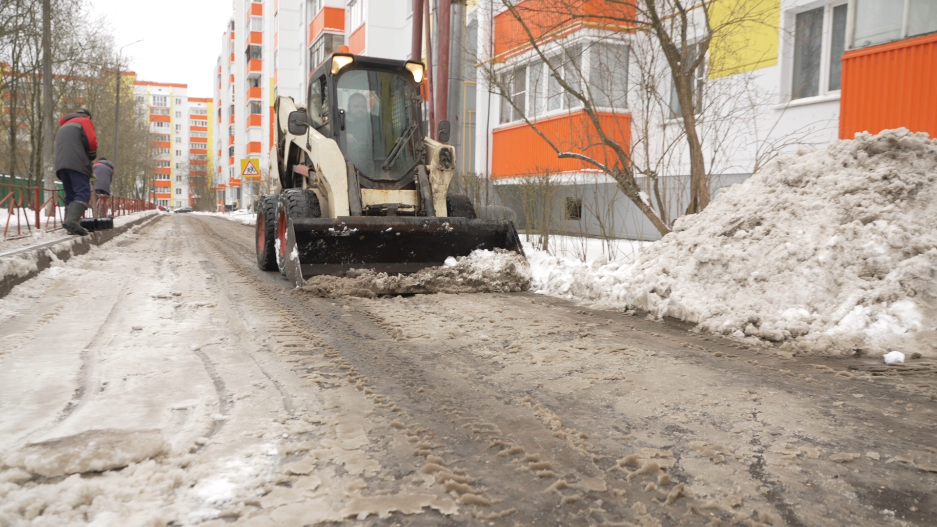 снег в апреле, коммунальщики власихи, мку жкх и благоустройство, уборка города от снега,