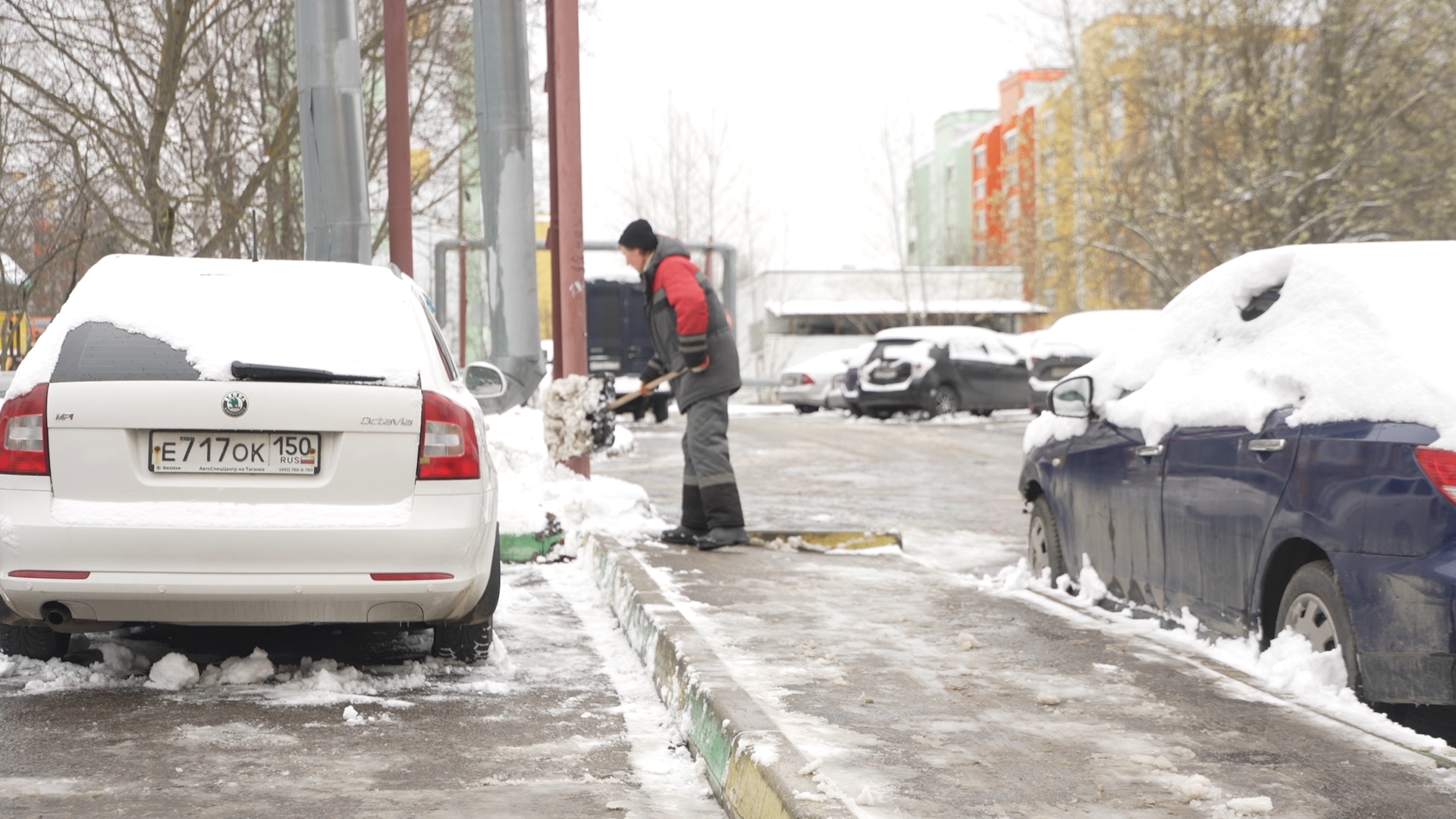 снег в апреле, коммунальщики власихи, мку жкх и благоустройство, уборка города от снега,