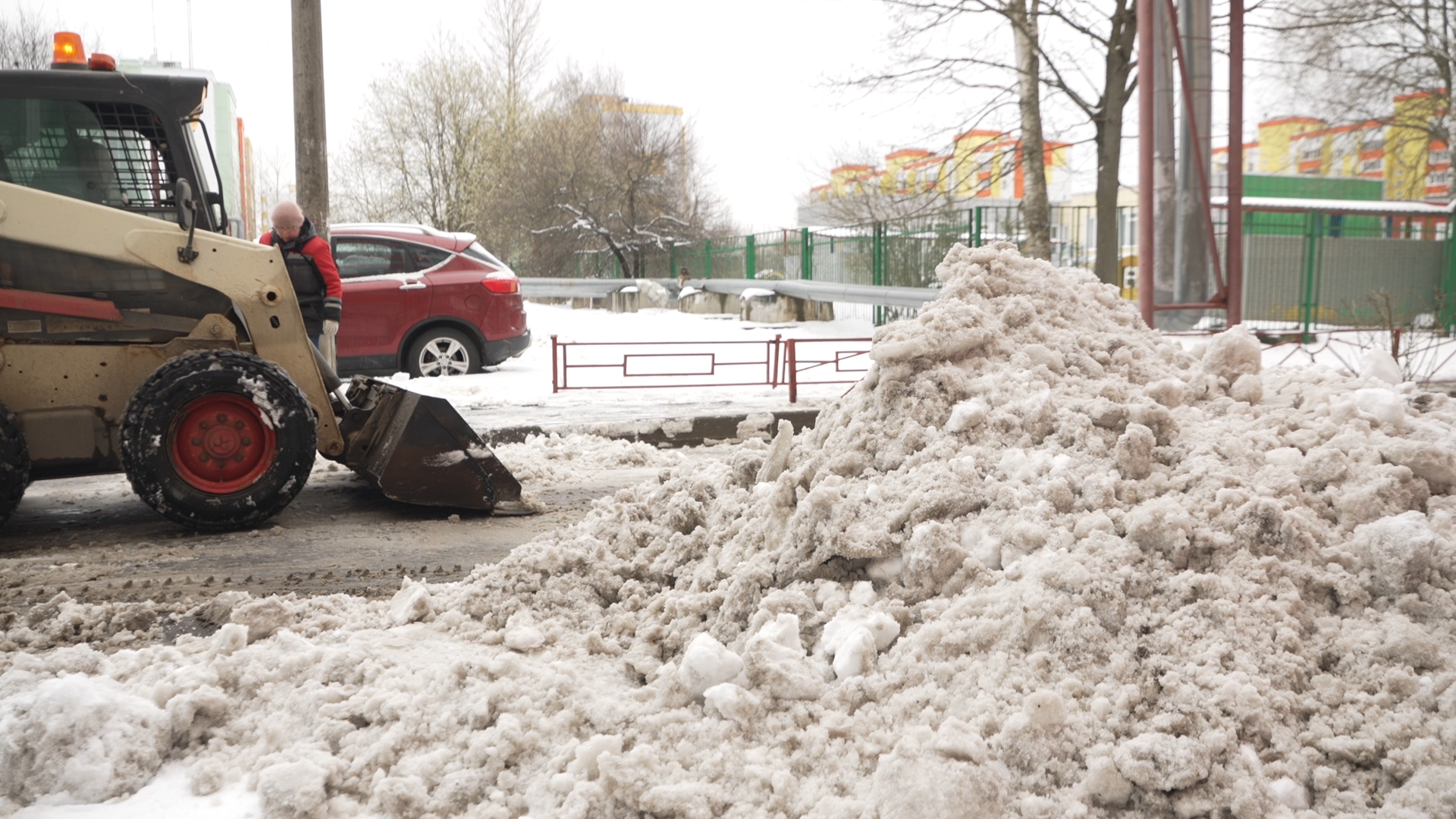 снег в апреле, коммунальщики власихи, мку жкх и благоустройство, уборка города от снега,