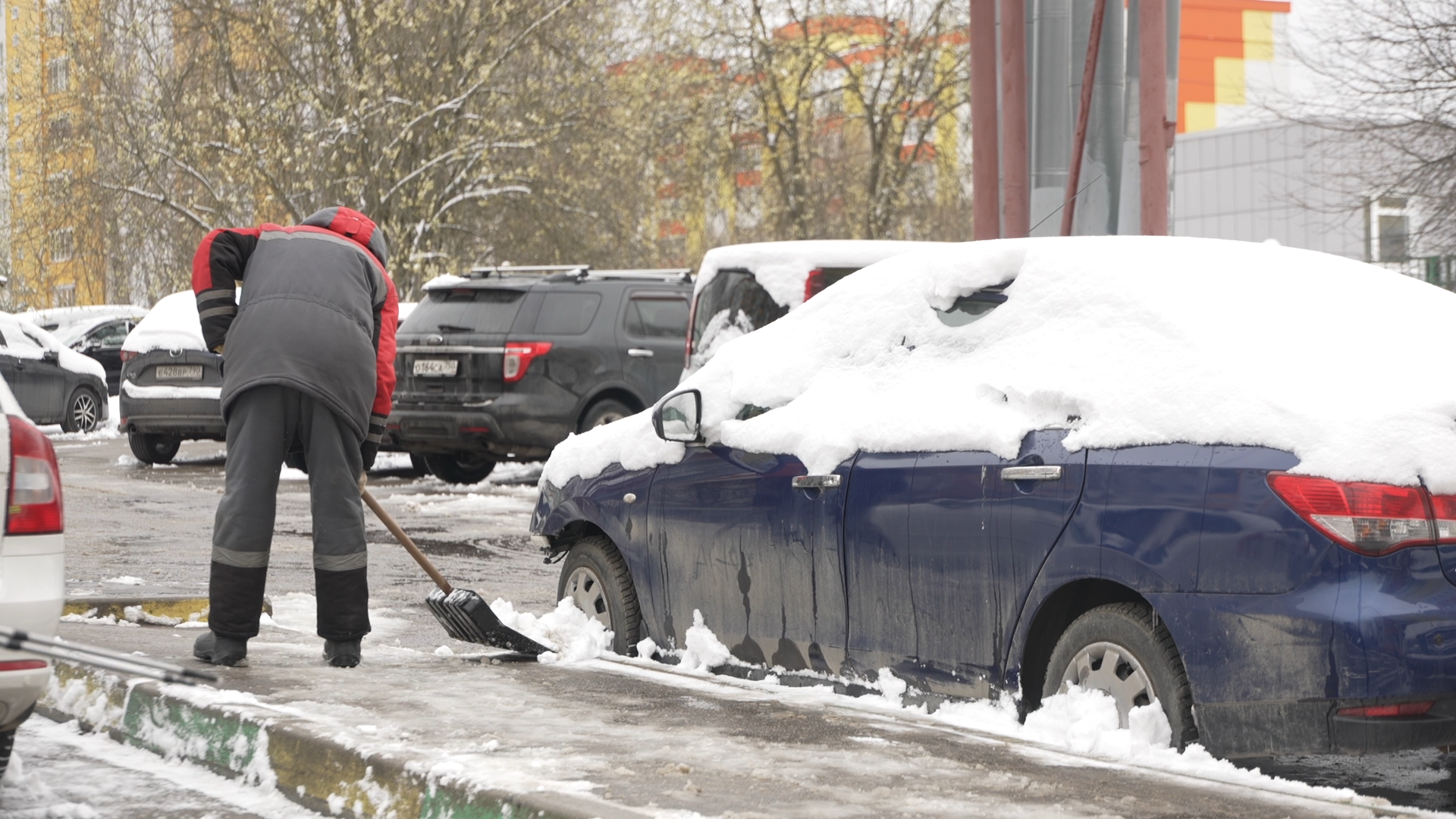 снег в апреле, коммунальщики власихи, мку жкх и благоустройство, уборка города от снега,