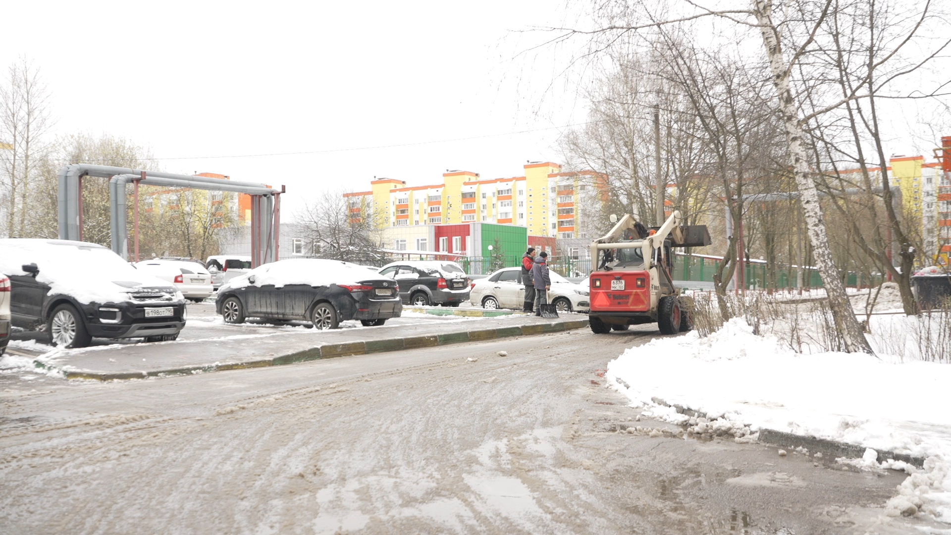 снег в апреле, коммунальщики власихи, мку жкх и благоустройство, уборка города от снега,