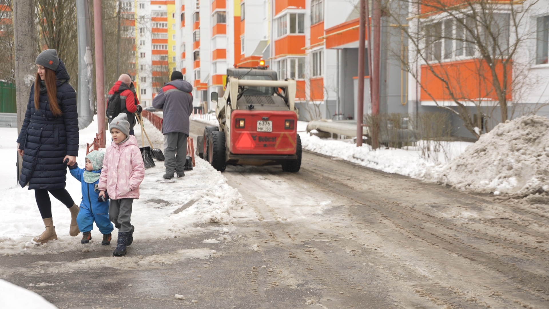 снег в апреле, коммунальщики власихи, мку жкх и благоустройство, уборка города от снега,