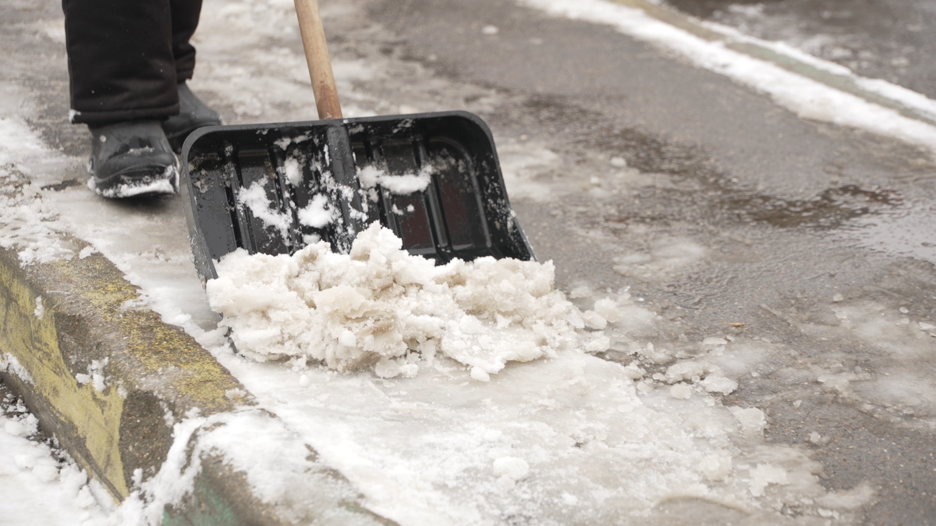 снег в апреле, коммунальщики власихи, мку жкх и благоустройство, уборка города от снега,