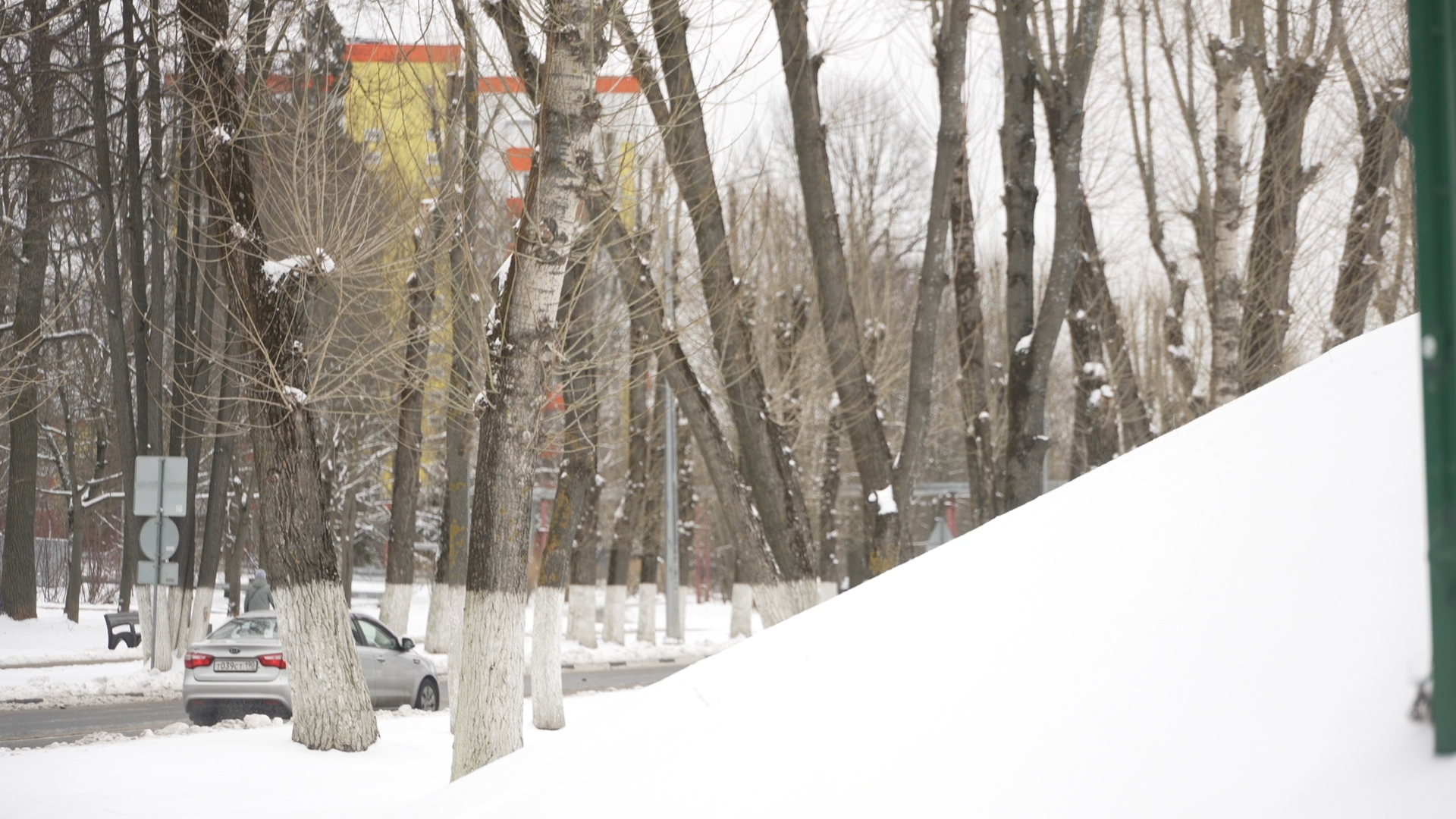 снег в апреле, коммунальщики власихи, мку жкх и благоустройство, уборка города от снега,