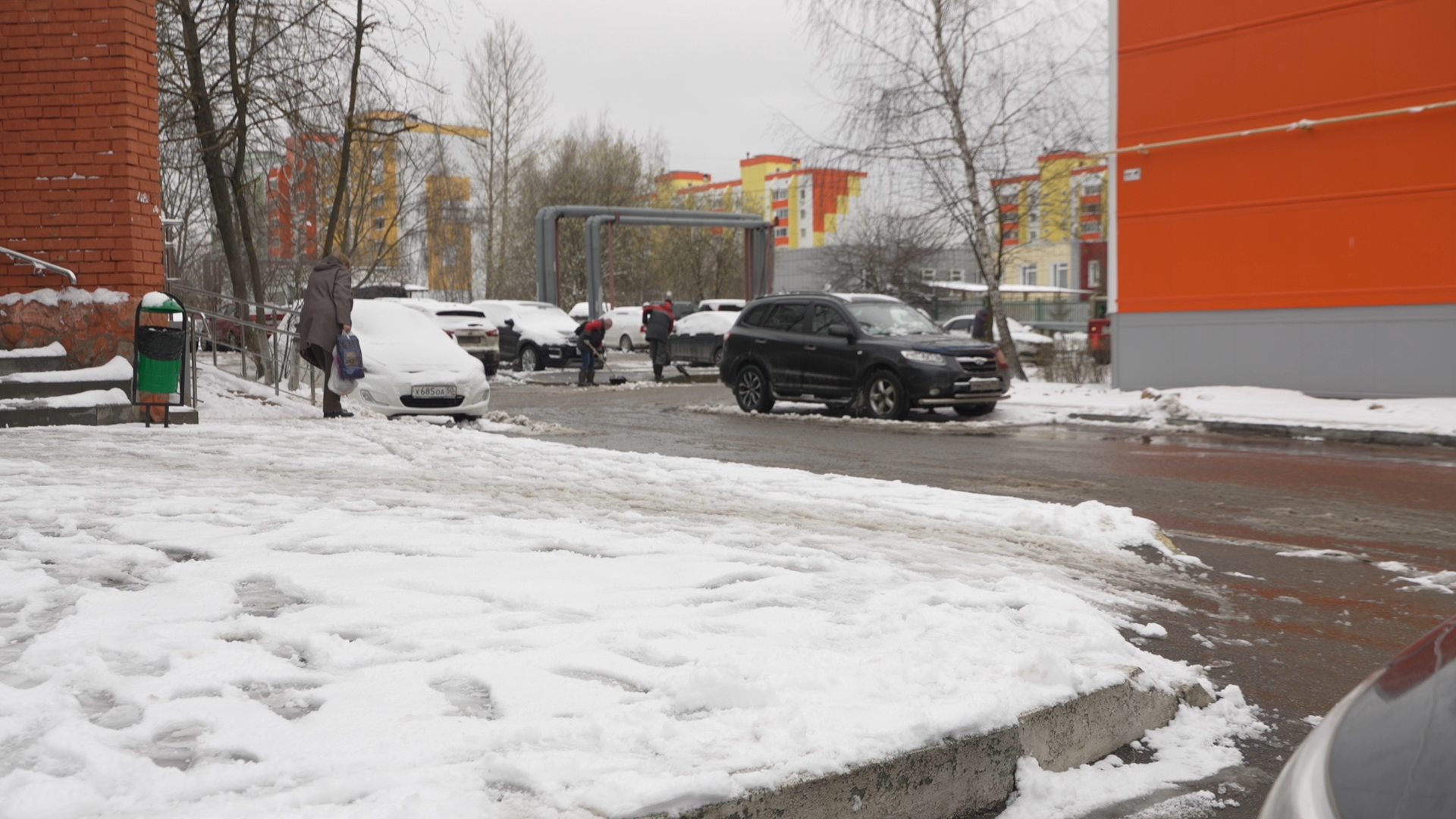 снег в апреле, коммунальщики власихи, мку жкх и благоустройство, уборка города от снега,
