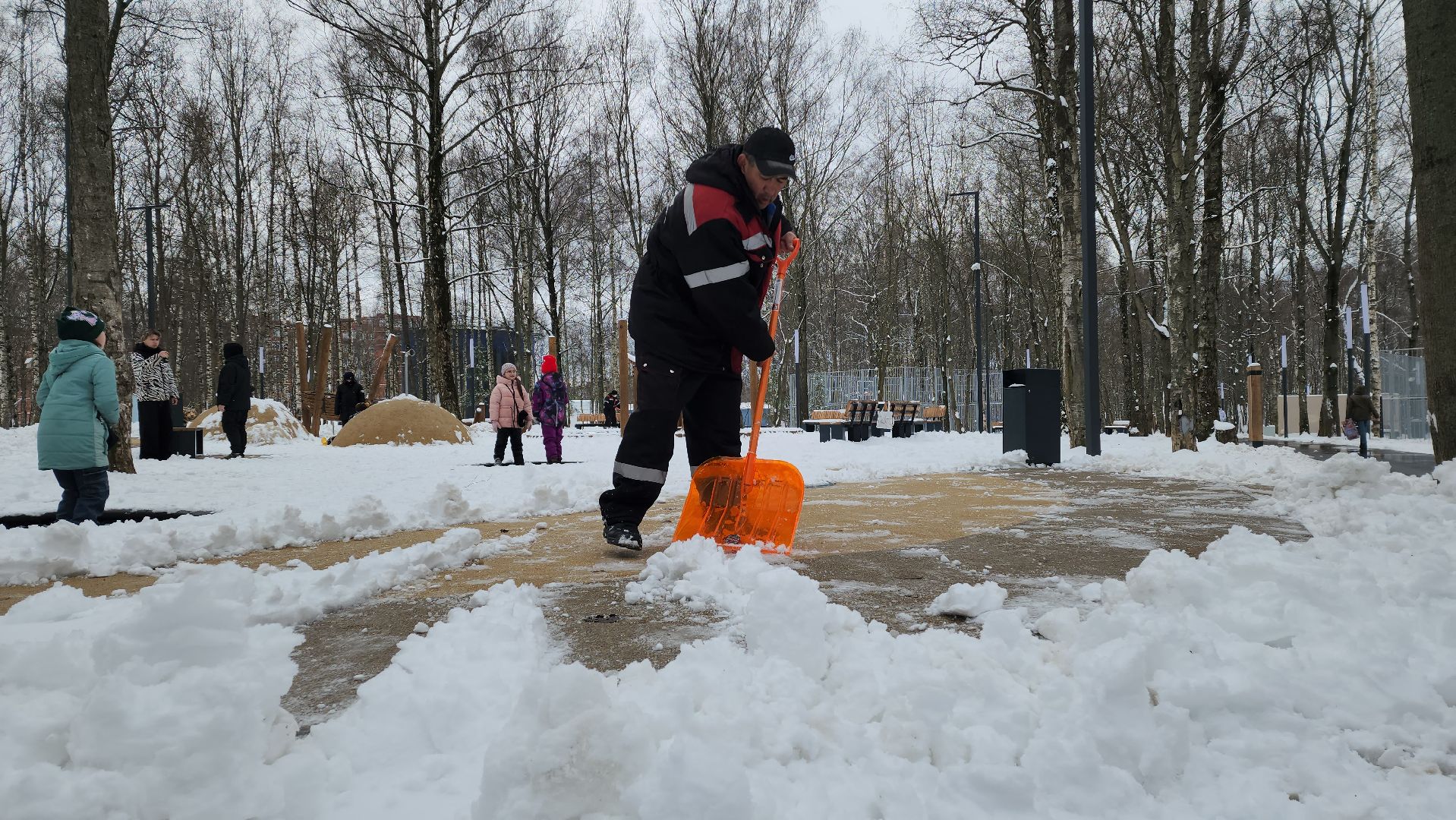 Центральный парк, Уборка снега, Лобня, детские игровые площадки,