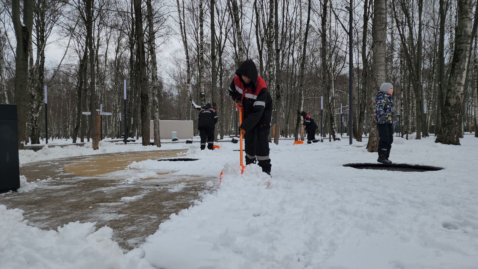 Центральный парк, Уборка снега, Лобня, детские игровые площадки,