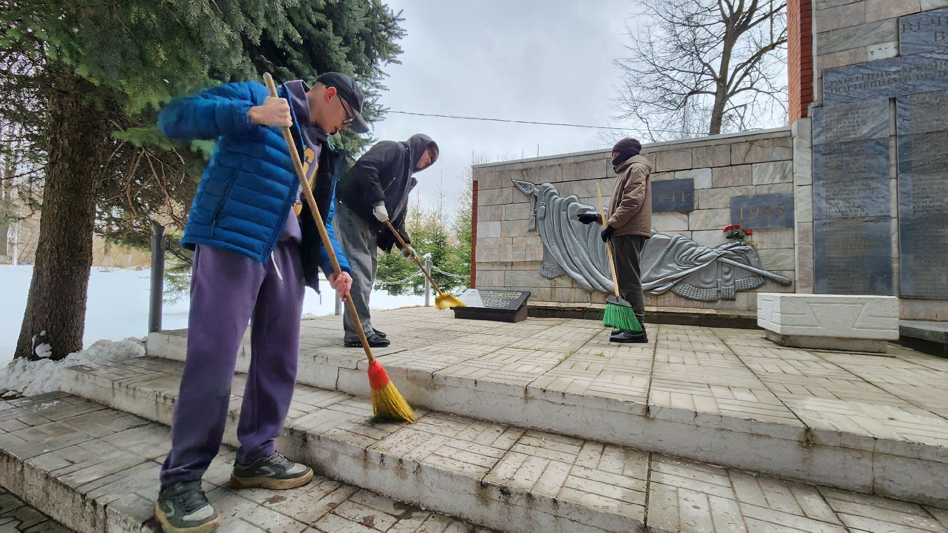 жкх, благоустройство, цвпв, памятник, субботник, дети, память, 9 мая, уборка,