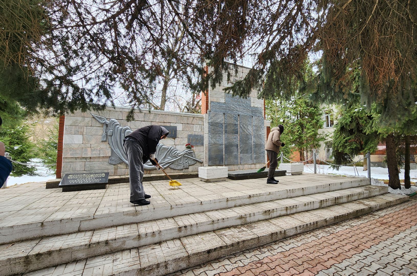 жкх, благоустройство, цвпв, памятник, субботник, дети, память, 9 мая, уборка,