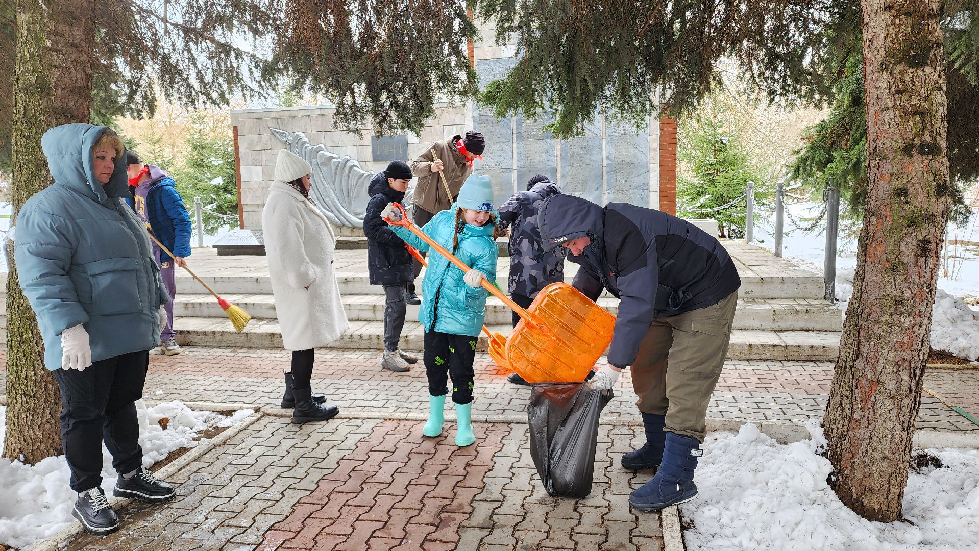 жкх, благоустройство, цвпв, памятник, субботник, дети, память, 9 мая, уборка,