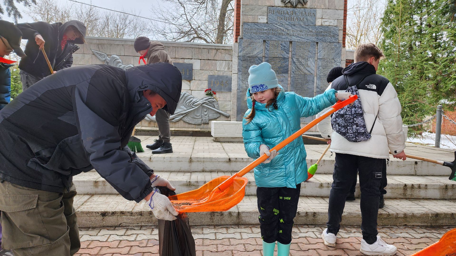 жкх, благоустройство, цвпв, памятник, субботник, дети, память, 9 мая, уборка,