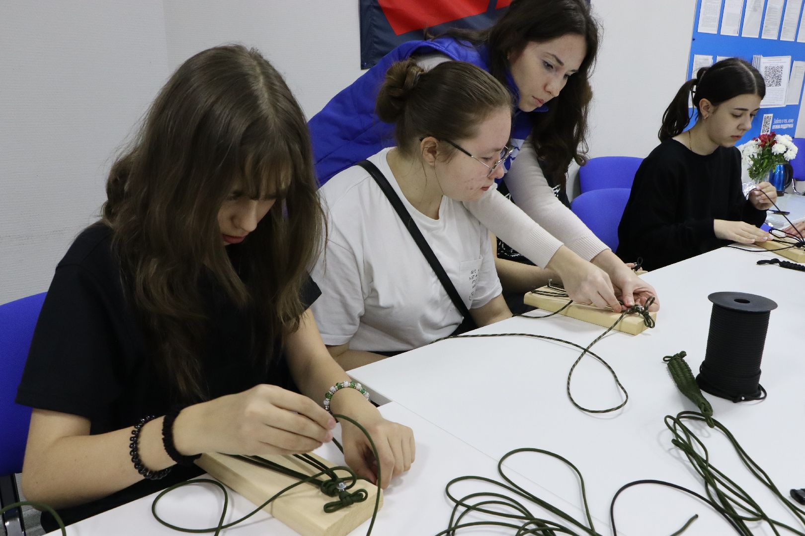 молодогвардейцы серебряных прудов, браслеты жизни, серебряные пруды, школа чуйкова, волонтеры,