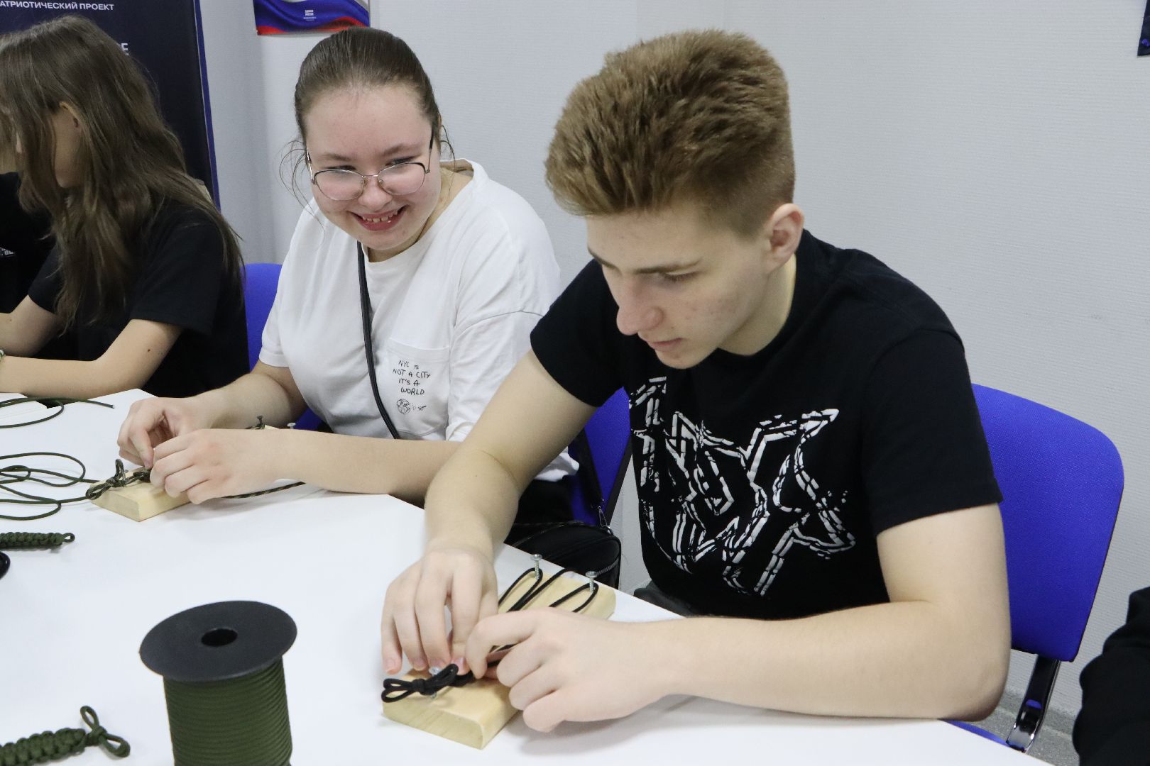 молодогвардейцы серебряных прудов, браслеты жизни, серебряные пруды, школа чуйкова, волонтеры,