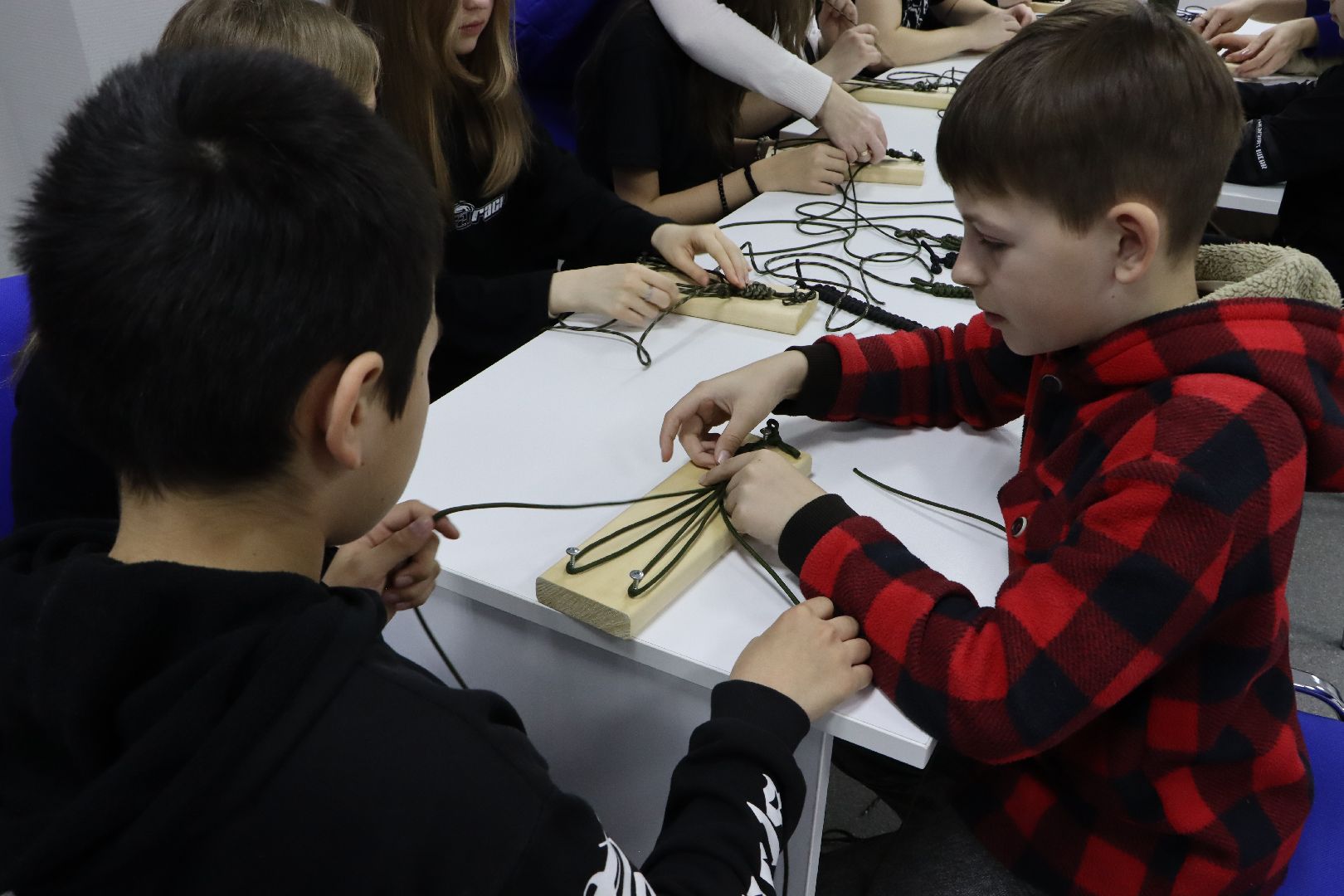 молодогвардейцы серебряных прудов, браслеты жизни, серебряные пруды, школа чуйкова, волонтеры,