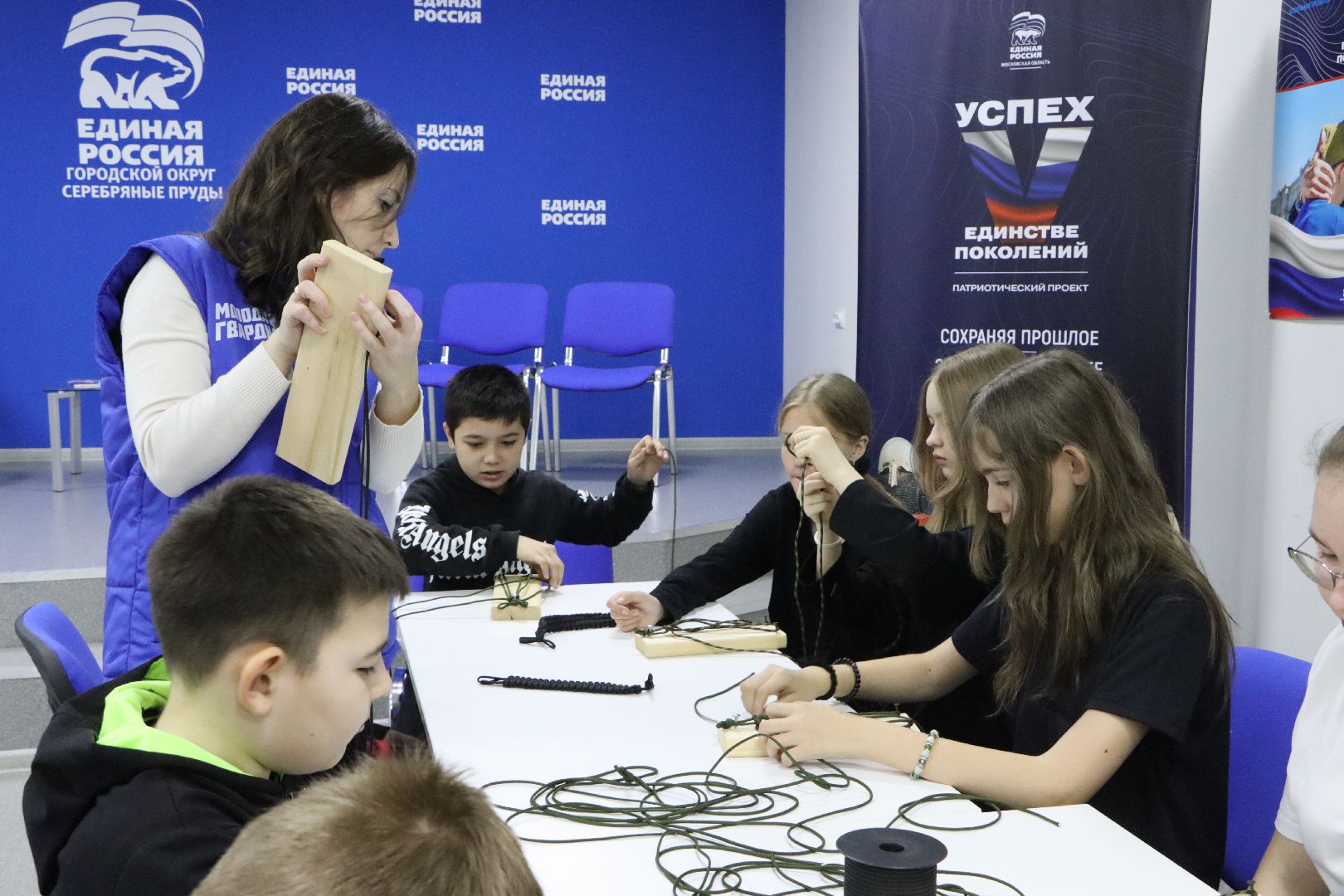 молодогвардейцы серебряных прудов, браслеты жизни, серебряные пруды, школа чуйкова, волонтеры,