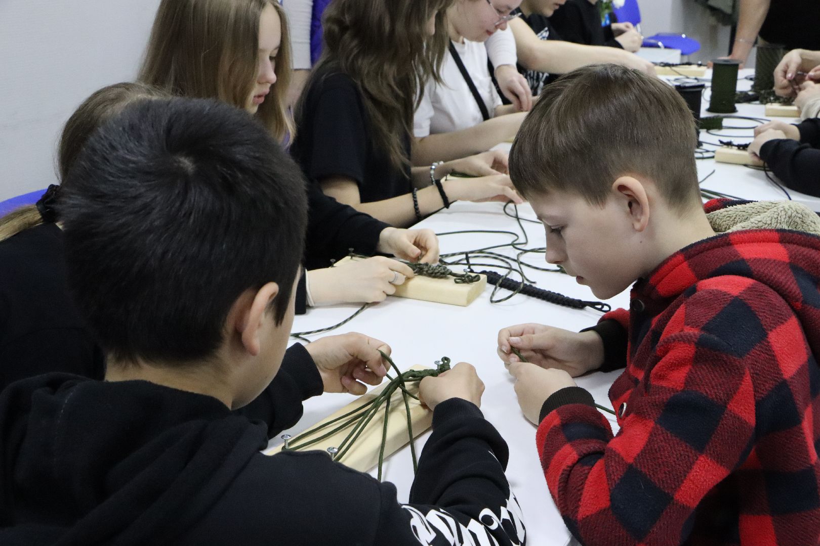 молодогвардейцы серебряных прудов, браслеты жизни, серебряные пруды, школа чуйкова, волонтеры,