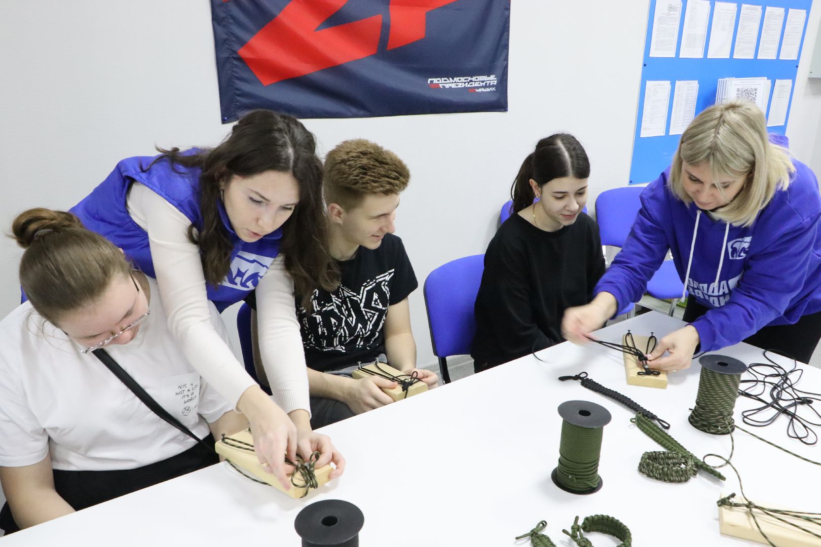 молодогвардейцы серебряных прудов, браслеты жизни, серебряные пруды, школа чуйкова, волонтеры,