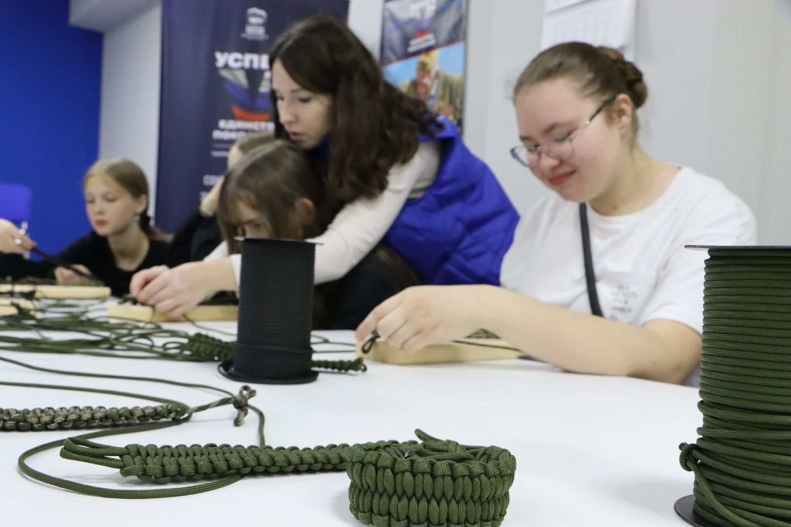 молодогвардейцы серебряных прудов, браслеты жизни, серебряные пруды, школа чуйкова, волонтеры,