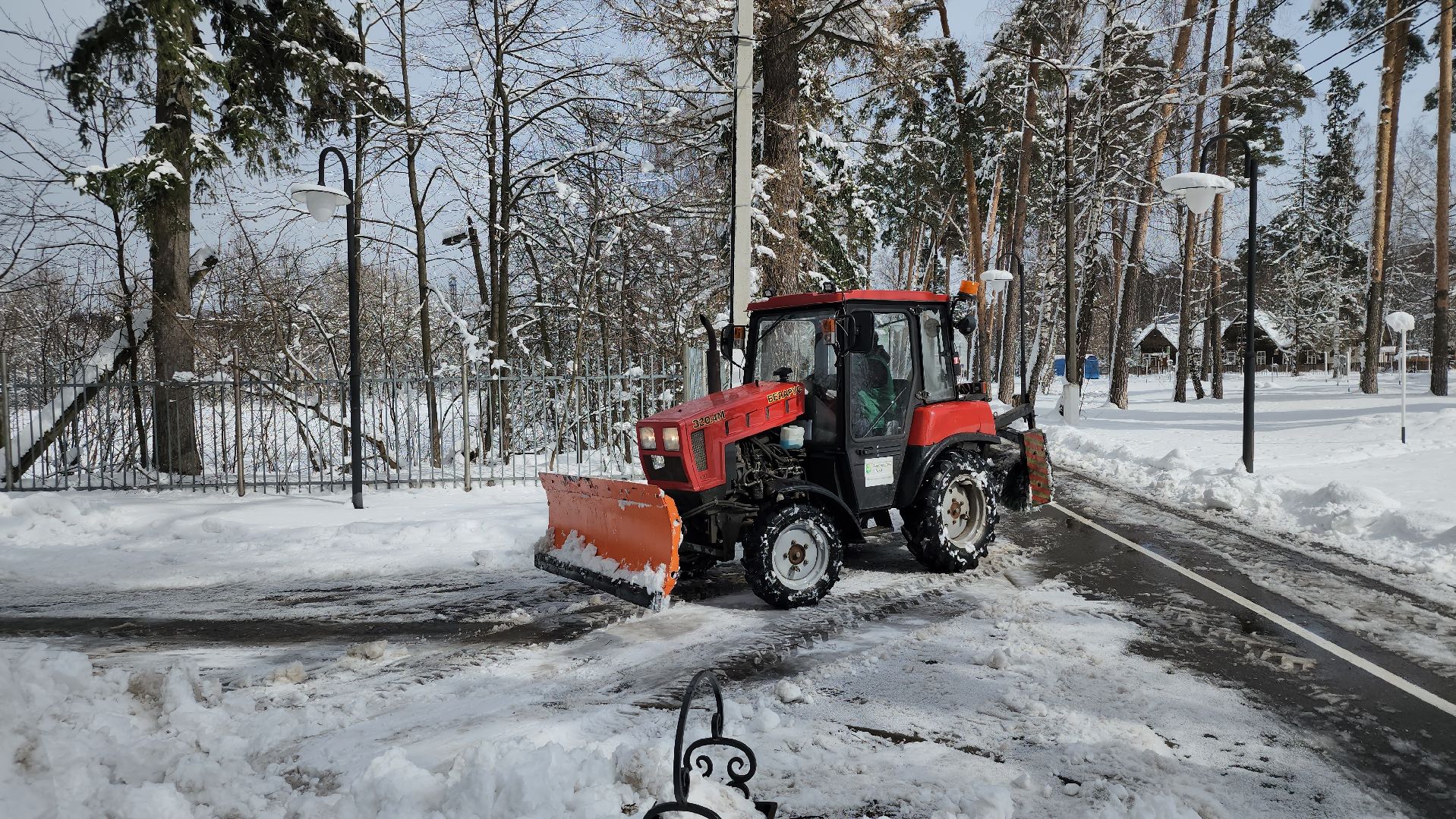 уборка снега, апрельский снегопад, погода, Глуховский парк, Богородский городской округ,