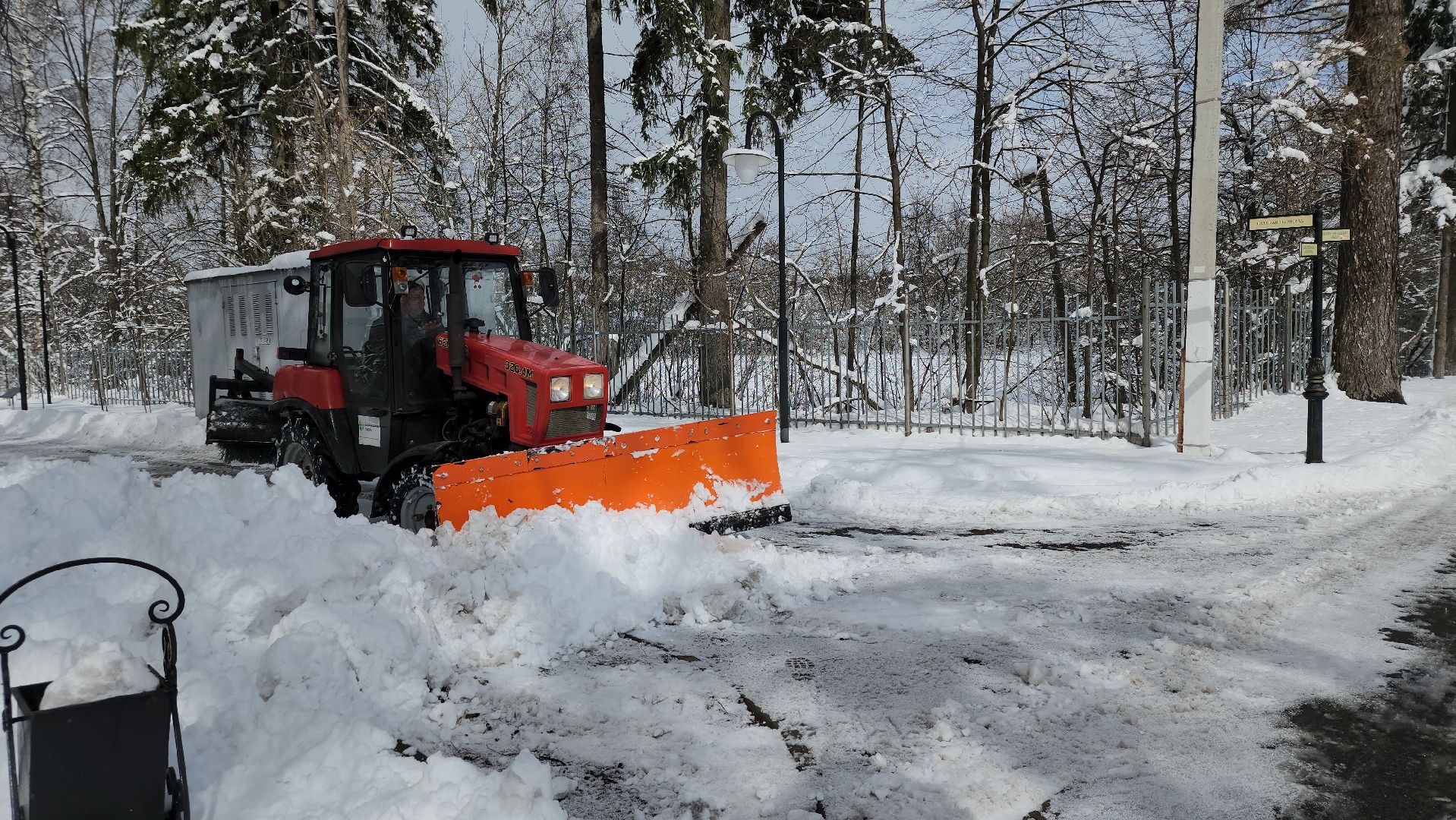 уборка снега, апрельский снегопад, погода, Глуховский парк, Богородский городской округ,