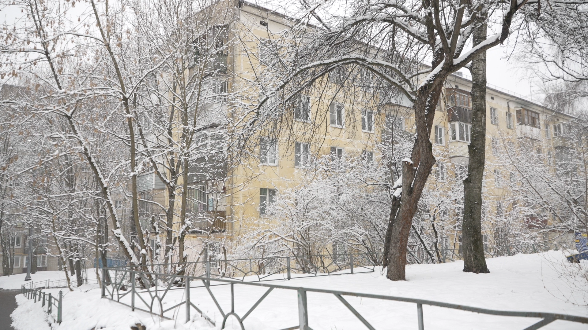 уборка территории, апрельский снег, мку жкх и благоустройство, уборка снега власиха, цветной бульвар власиха,