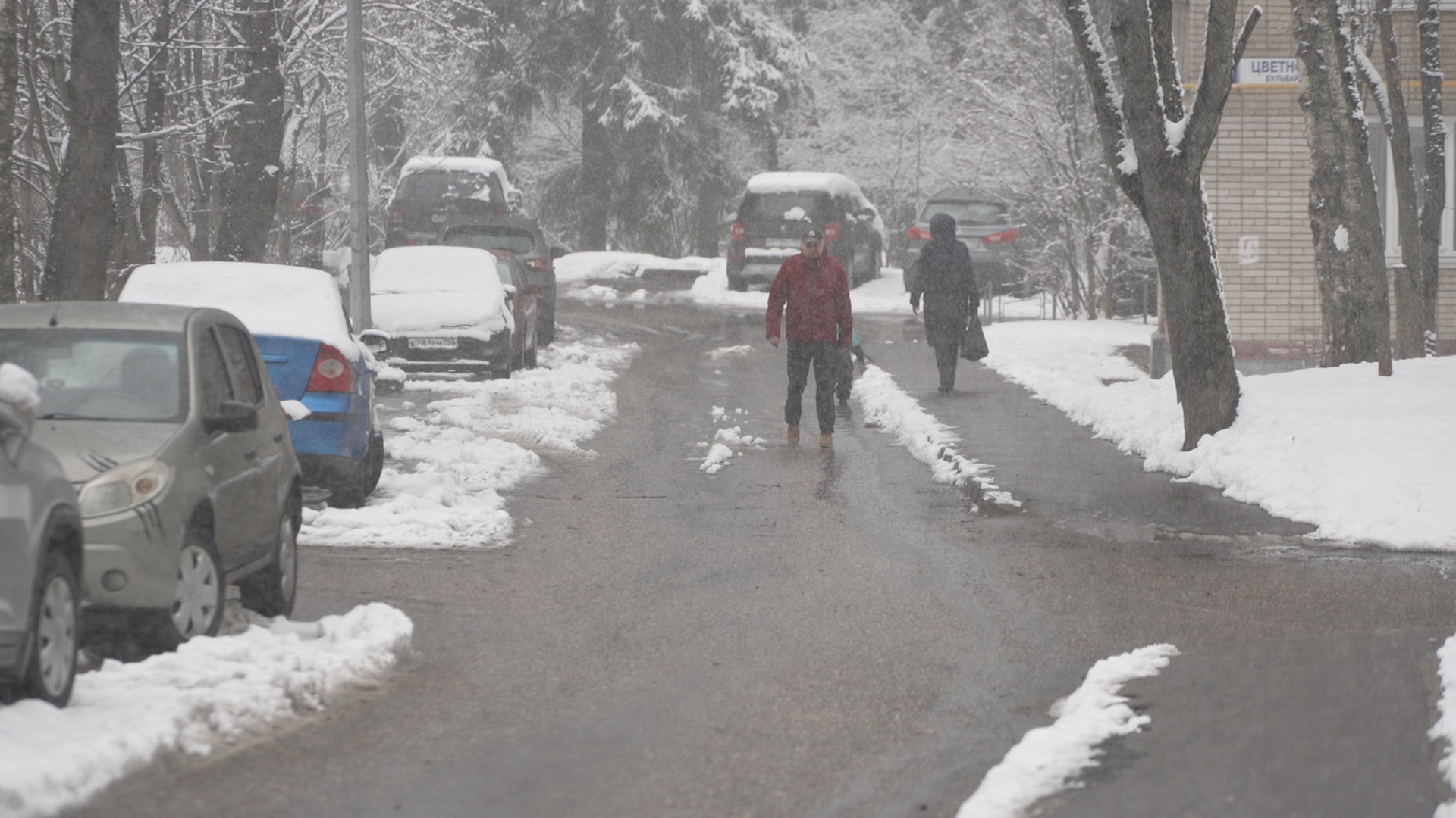 уборка территории, апрельский снег, мку жкх и благоустройство, уборка снега власиха, цветной бульвар власиха,
