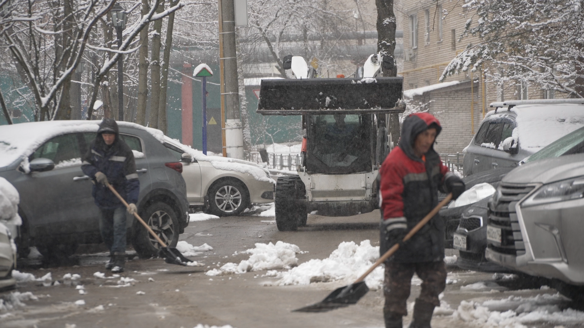 уборка территории, апрельский снег, мку жкх и благоустройство, уборка снега власиха, цветной бульвар власиха,