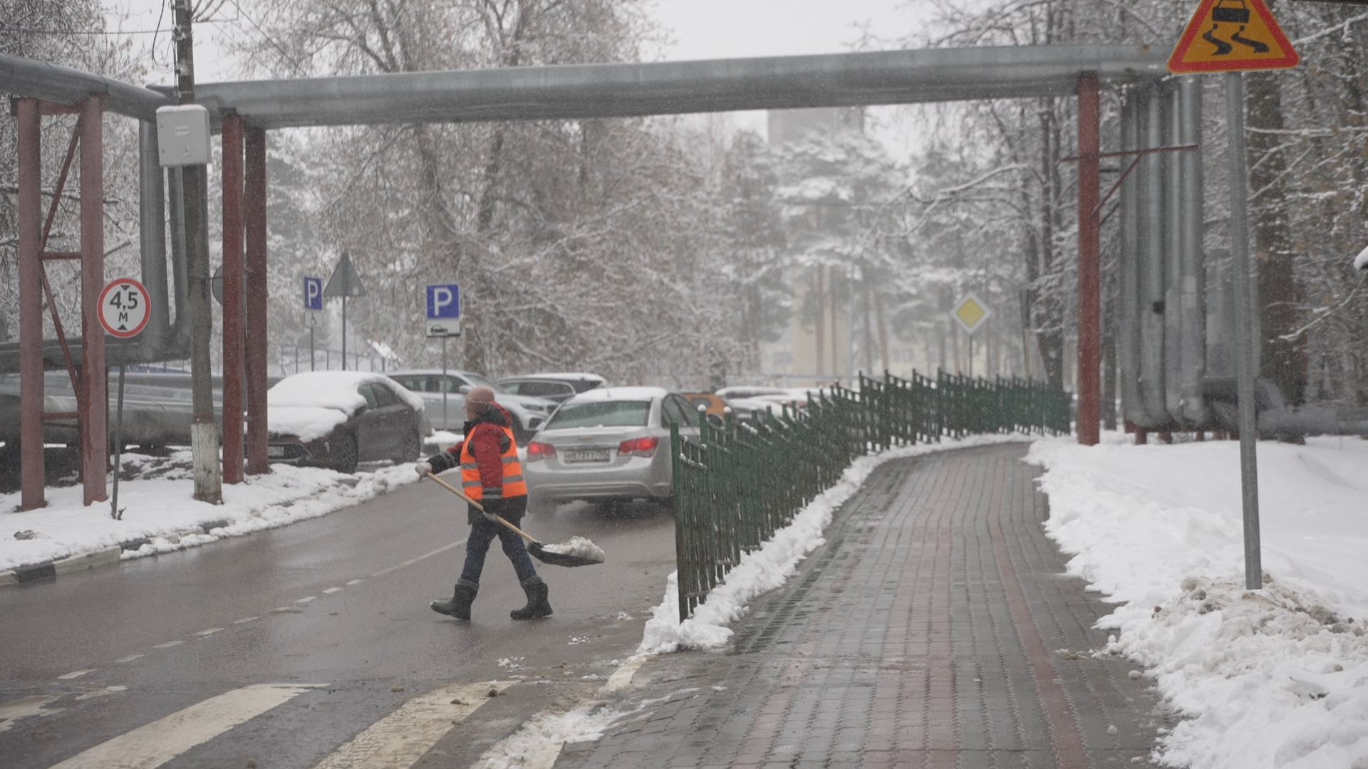 уборка территории, апрельский снег, мку жкх и благоустройство, уборка снега власиха, цветной бульвар власиха,