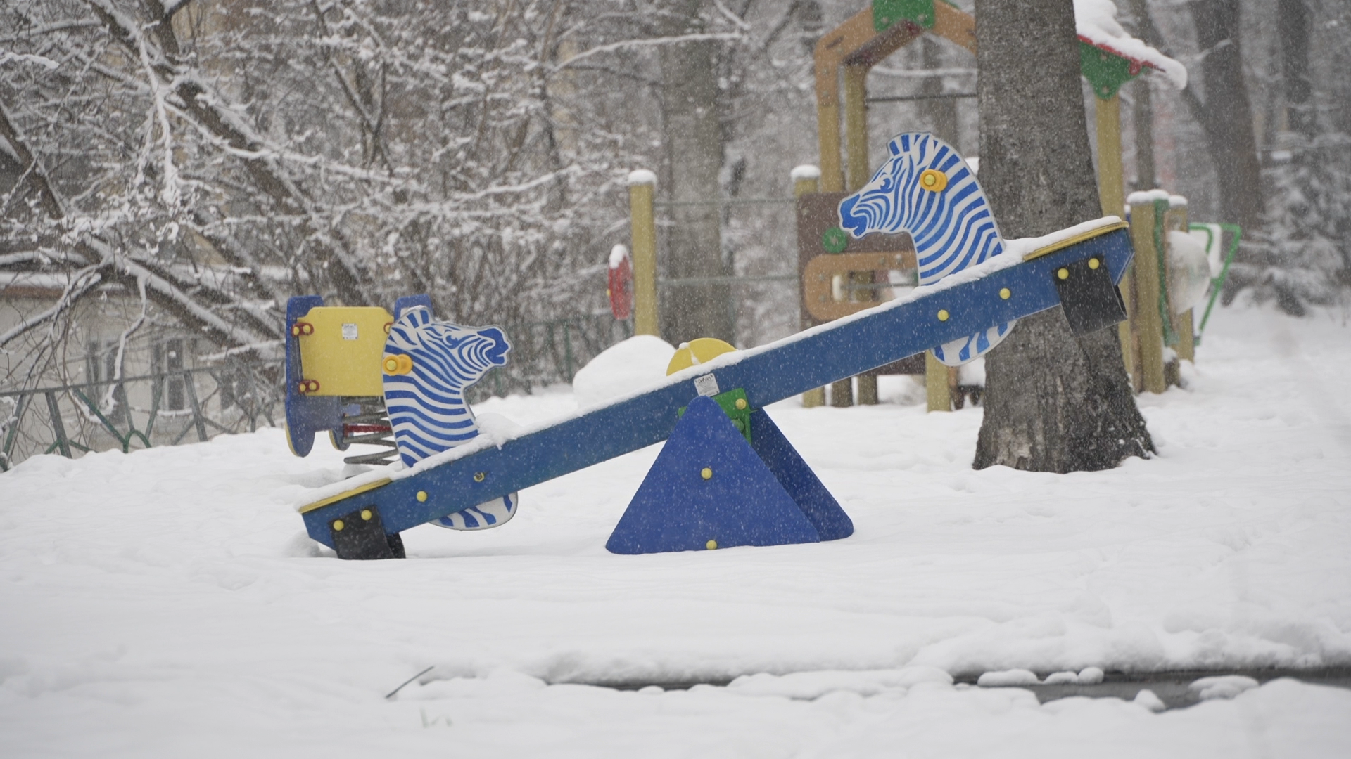 уборка территории, апрельский снег, мку жкх и благоустройство, уборка снега власиха, цветной бульвар власиха,