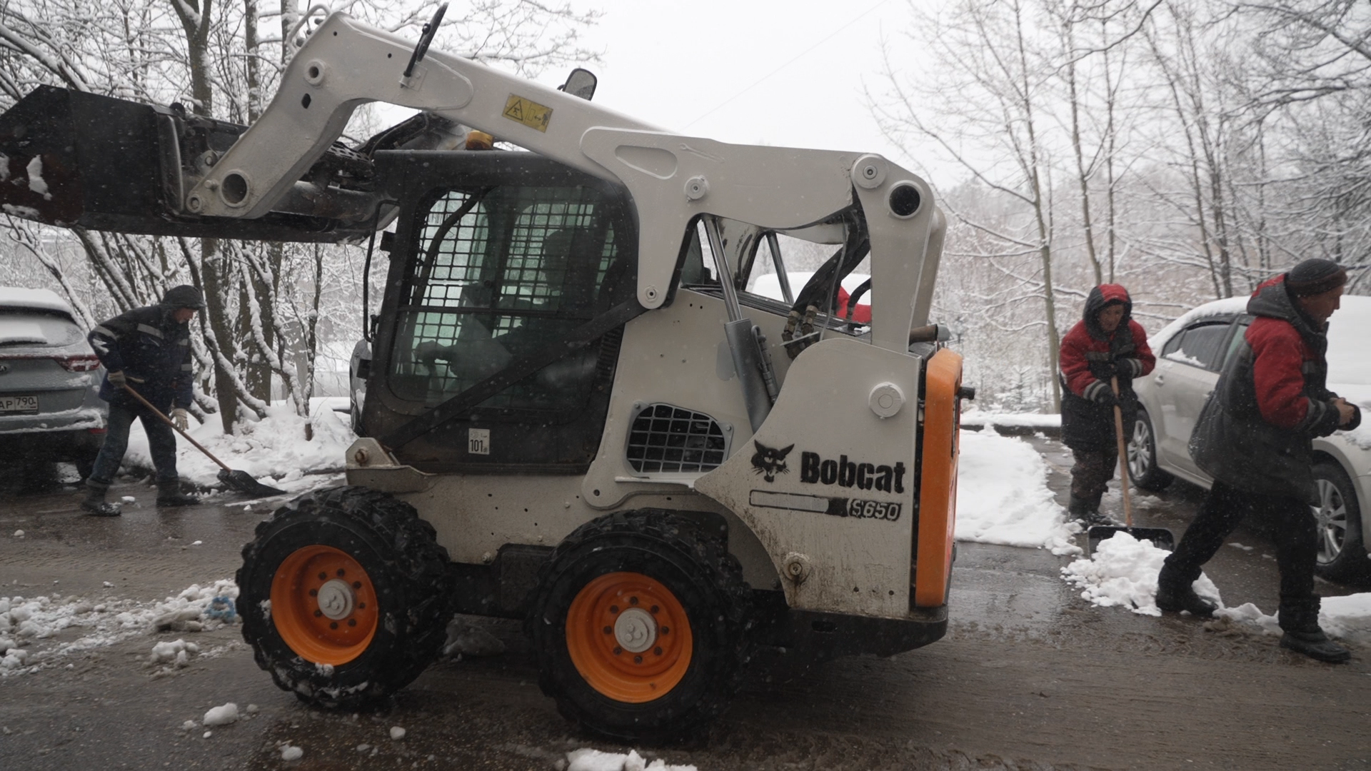 уборка территории, апрельский снег, мку жкх и благоустройство, уборка снега власиха, цветной бульвар власиха,