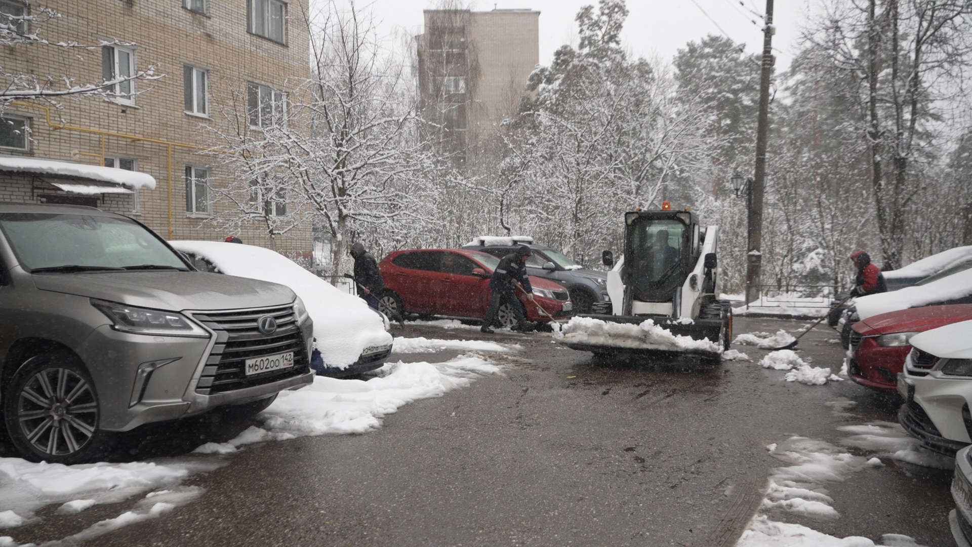 уборка территории, апрельский снег, мку жкх и благоустройство, уборка снега власиха, цветной бульвар власиха,