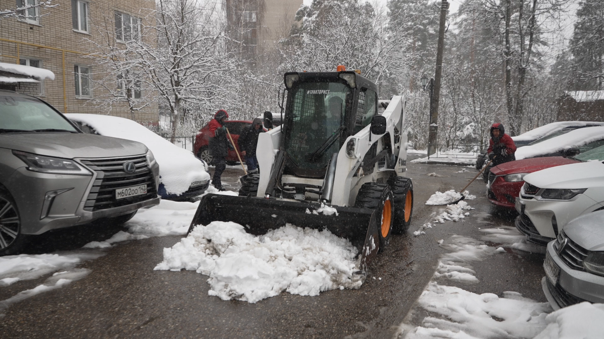 уборка территории, апрельский снег, мку жкх и благоустройство, уборка снега власиха, цветной бульвар власиха,
