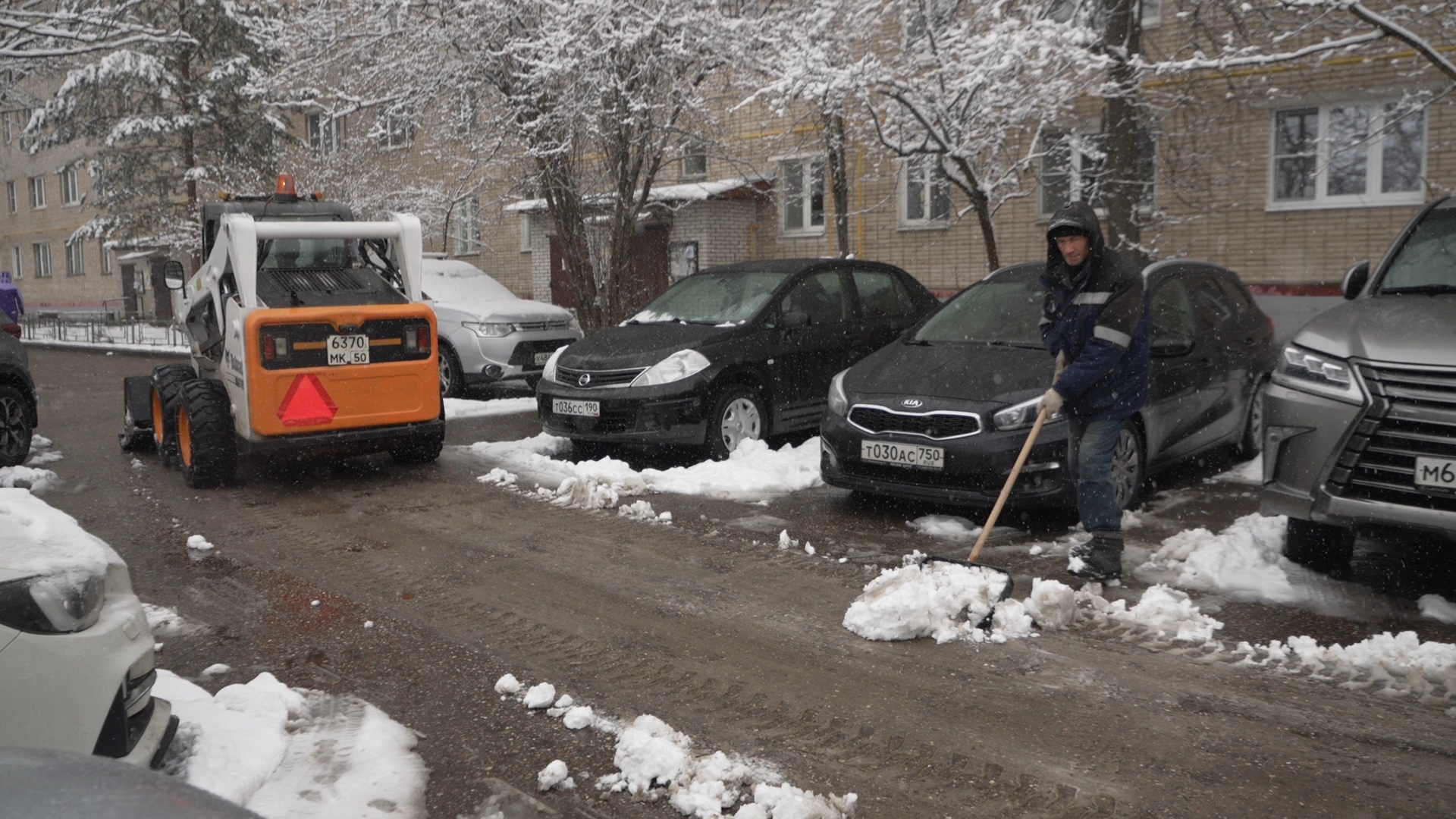 уборка территории, апрельский снег, мку жкх и благоустройство, уборка снега власиха, цветной бульвар власиха,
