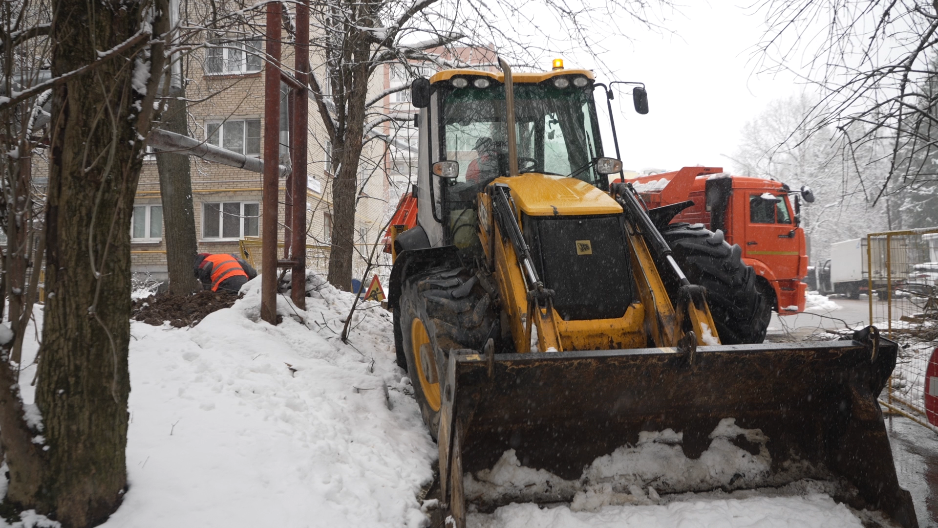 уборка территории, апрельский снег, мку жкх и благоустройство, уборка снега власиха, цветной бульвар власиха,
