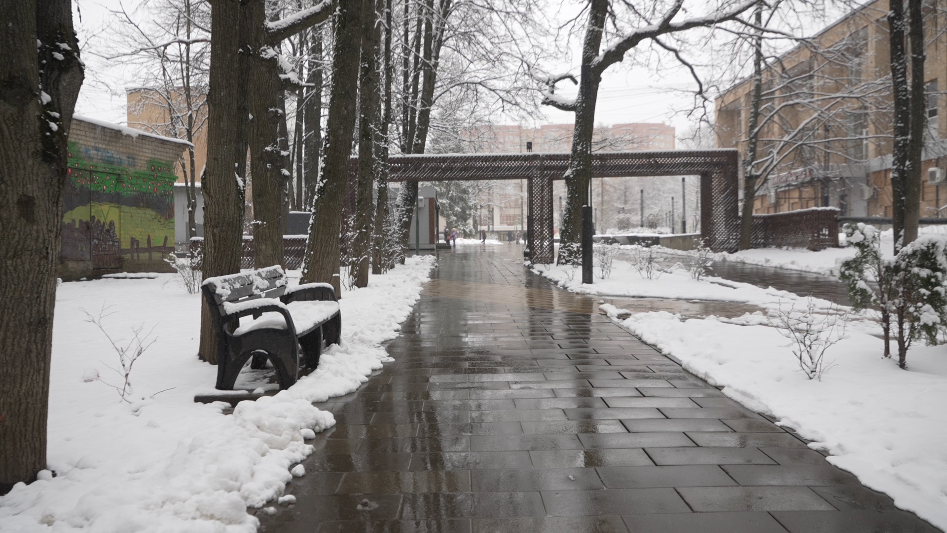 уборка территории, апрельский снег, мку жкх и благоустройство, уборка снега власиха, цветной бульвар власиха,