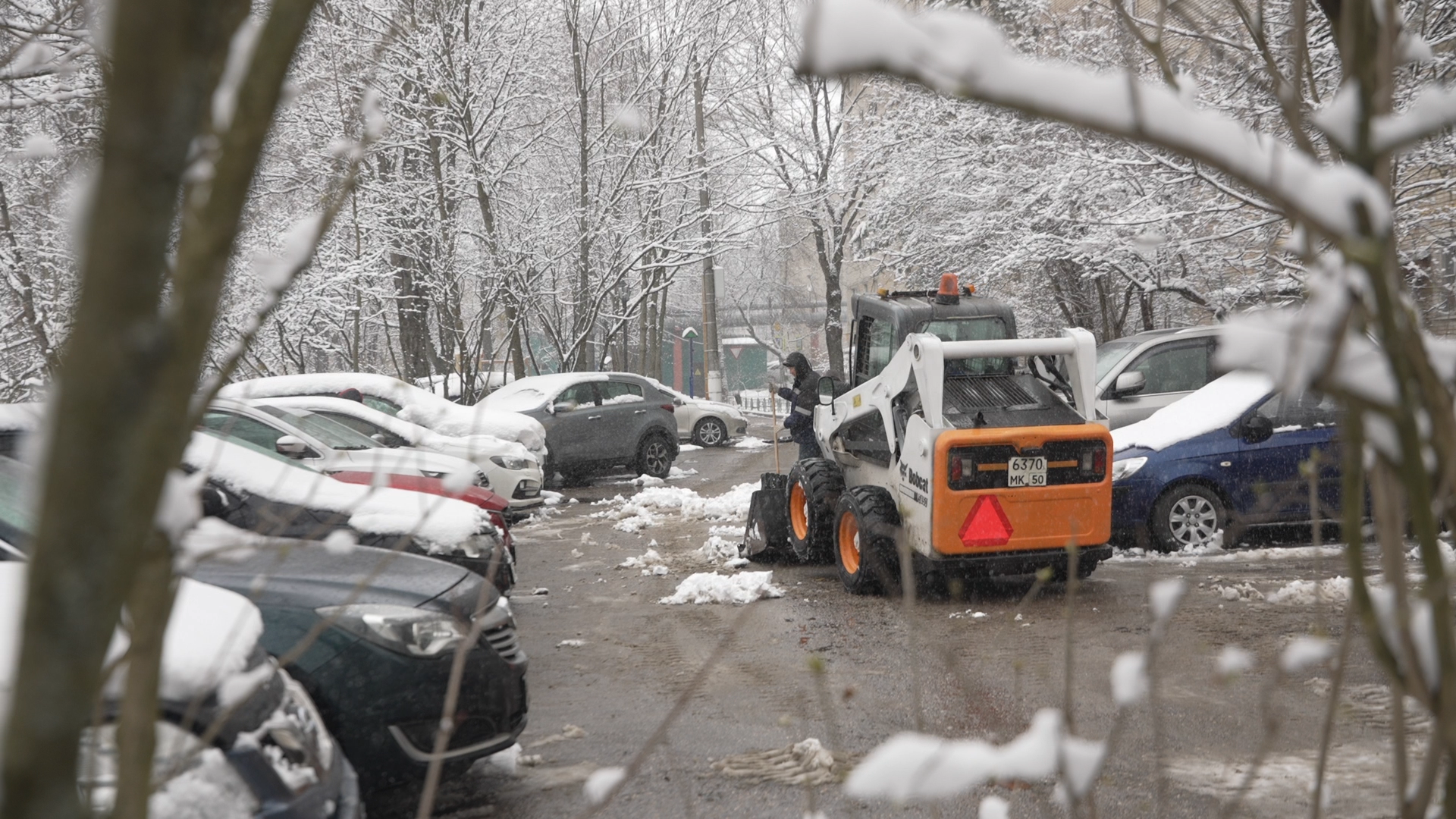 уборка территории, апрельский снег, мку жкх и благоустройство, уборка снега власиха, цветной бульвар власиха,