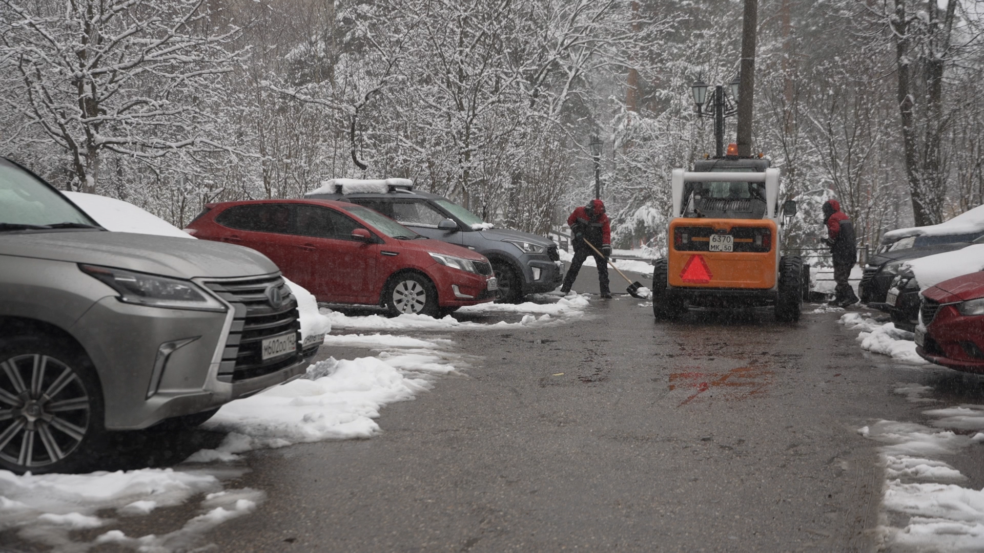 уборка территории, апрельский снег, мку жкх и благоустройство, уборка снега власиха, цветной бульвар власиха,