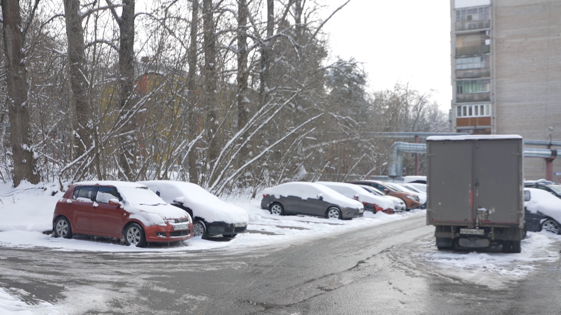 уборка снега, власиха жкх, снег в апреле, микрорайон заозерный, власиха заозерный,