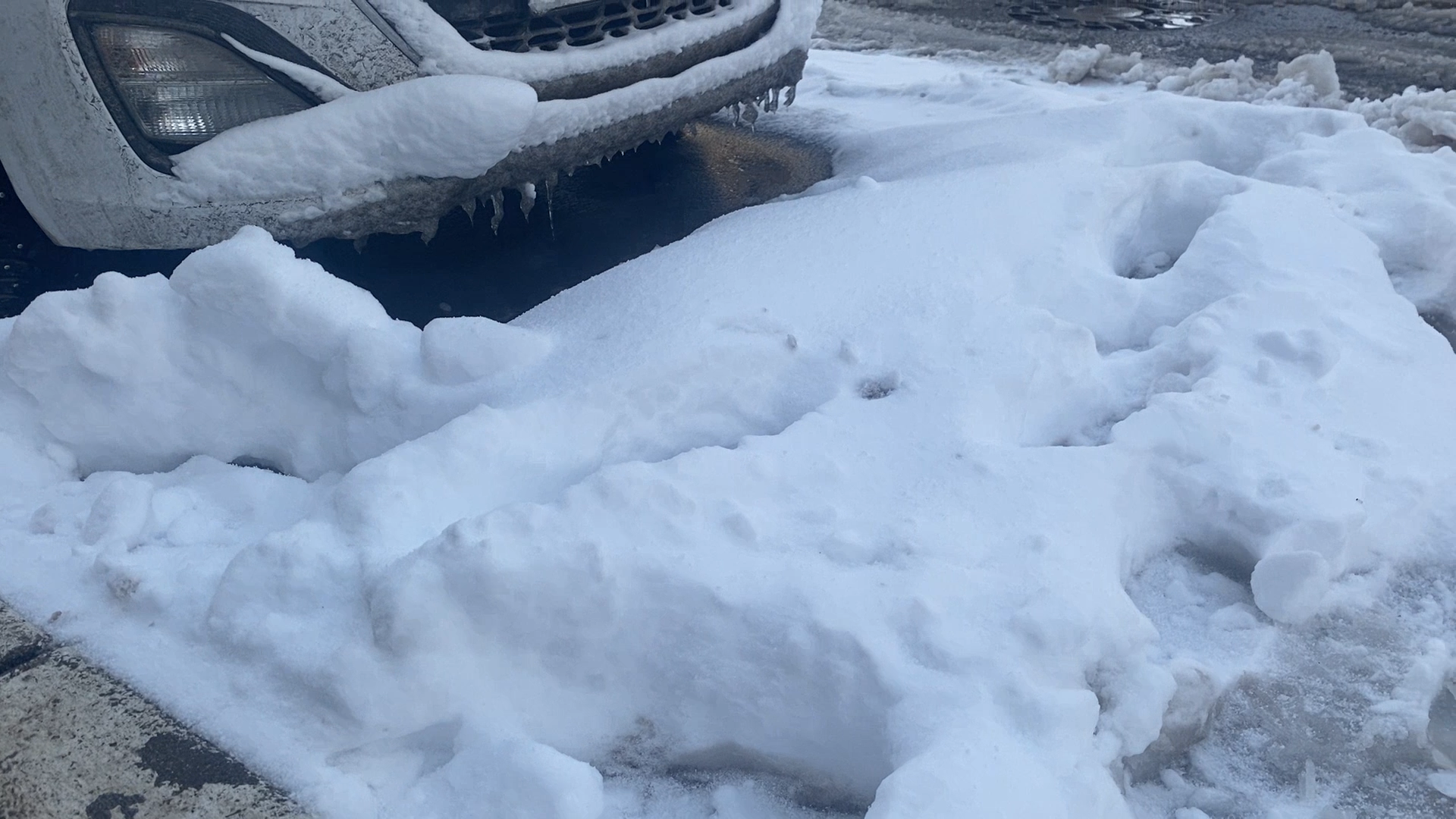уборка снега, власиха жкх, снег в апреле, микрорайон заозерный, власиха заозерный,