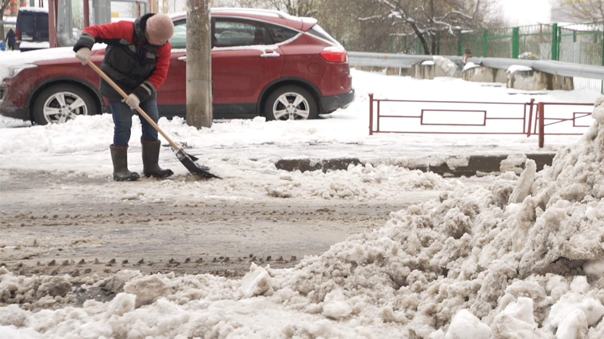 уборка снега, власиха жкх, снег в апреле, микрорайон заозерный, власиха заозерный,