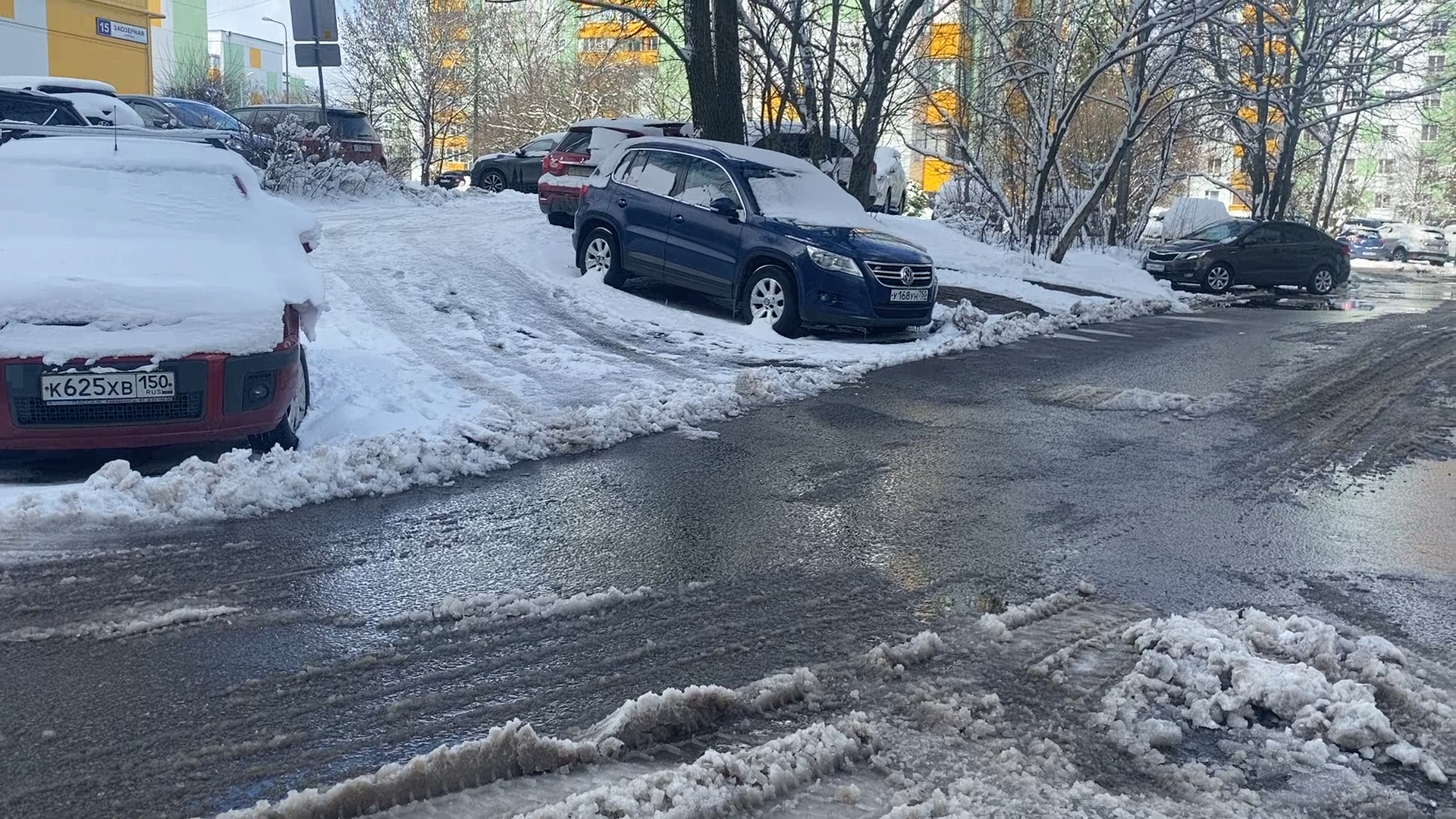 уборка снега, власиха жкх, снег в апреле, микрорайон заозерный, власиха заозерный,