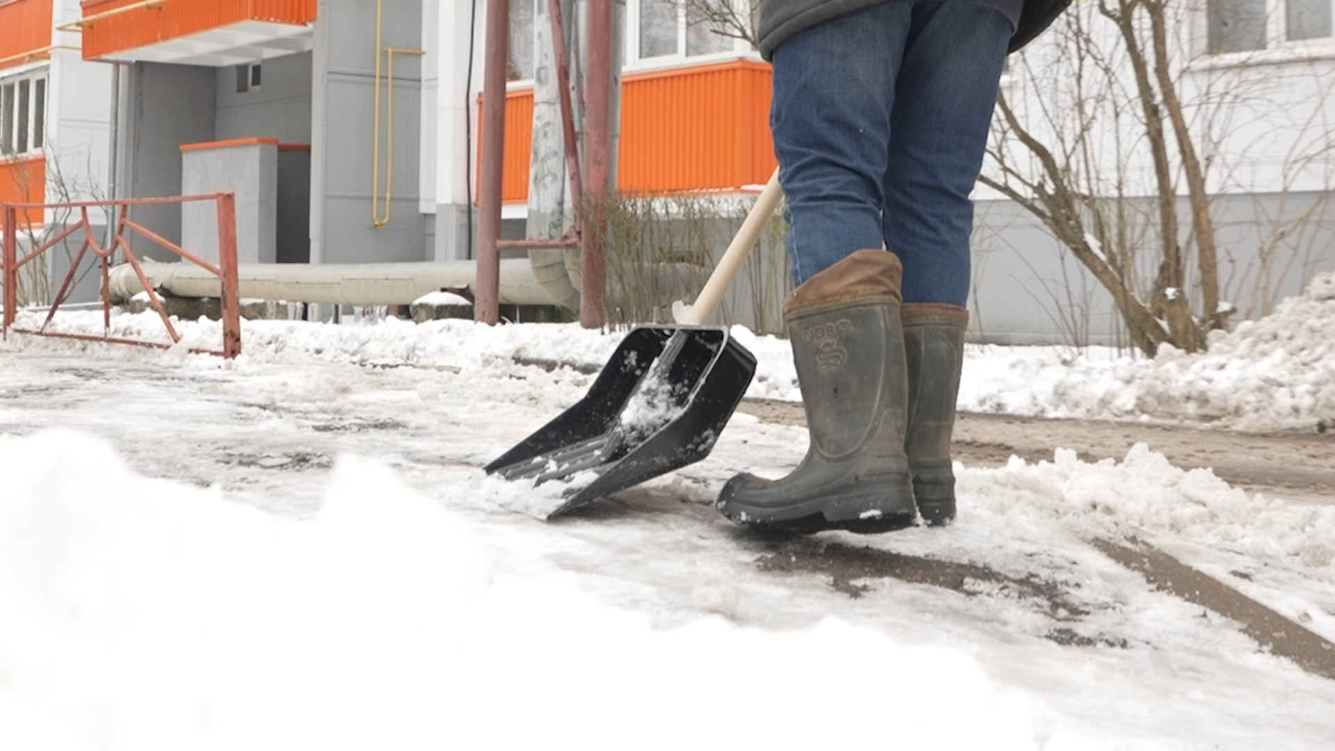 уборка снега, власиха жкх, снег в апреле, микрорайон заозерный, власиха заозерный,