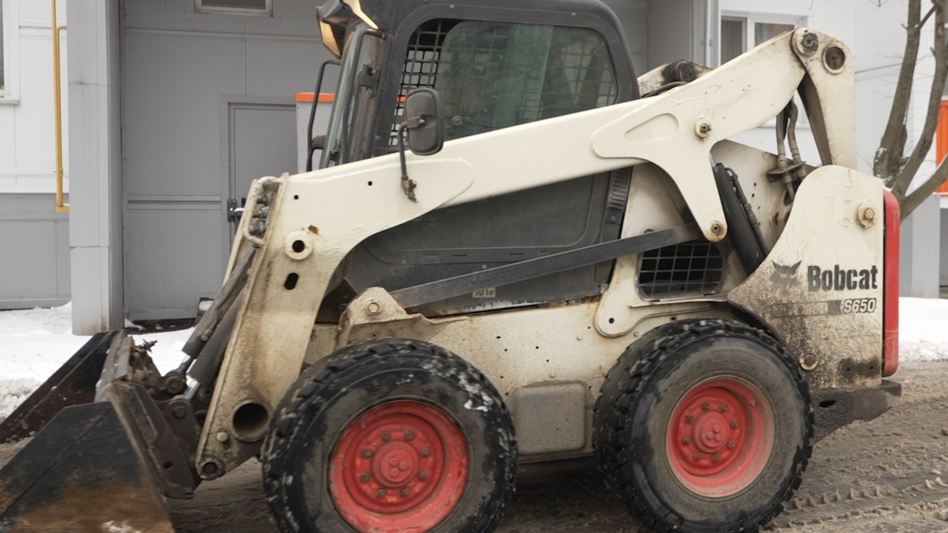 уборка снега, власиха жкх, снег в апреле, микрорайон заозерный, власиха заозерный,